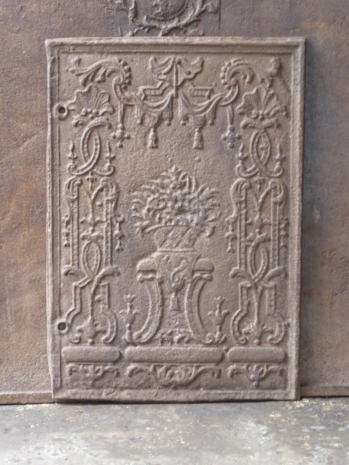 Plaque de cheminée allemande du 20e siècle de style Louis XV avec un panier de fleurs

La plaque de cheminée est en fonte et a une patine brune naturelle. Sur demande, il peut être réalisé en noir / étain. L'état est bon. Il ne présente pas de