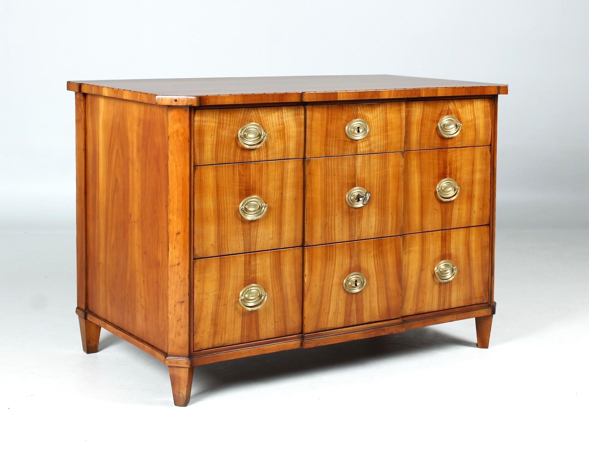 Cassettiera classicista con chiusura centrale

Germania del Sud
Ciliegio
inizio del XIX secolo

Dimensioni: H. H. x L. x P.: 79 x 115 x 64 cm.

Descrizione:
Un mobile a tre livelli che poggia su gambe corte e appuntite con un motivo di venature del