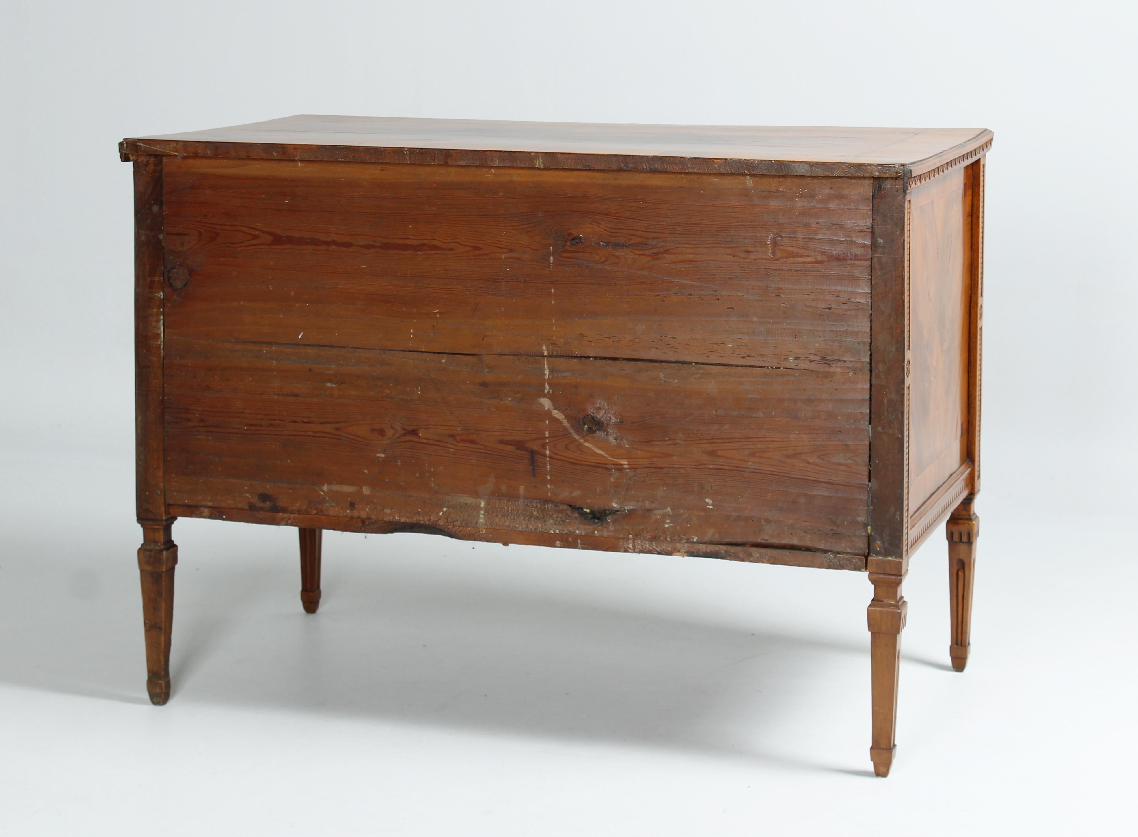 German Louis XVI Chest Of Drawers with Carvings and Marquetry, circa 1780 For Sale 5