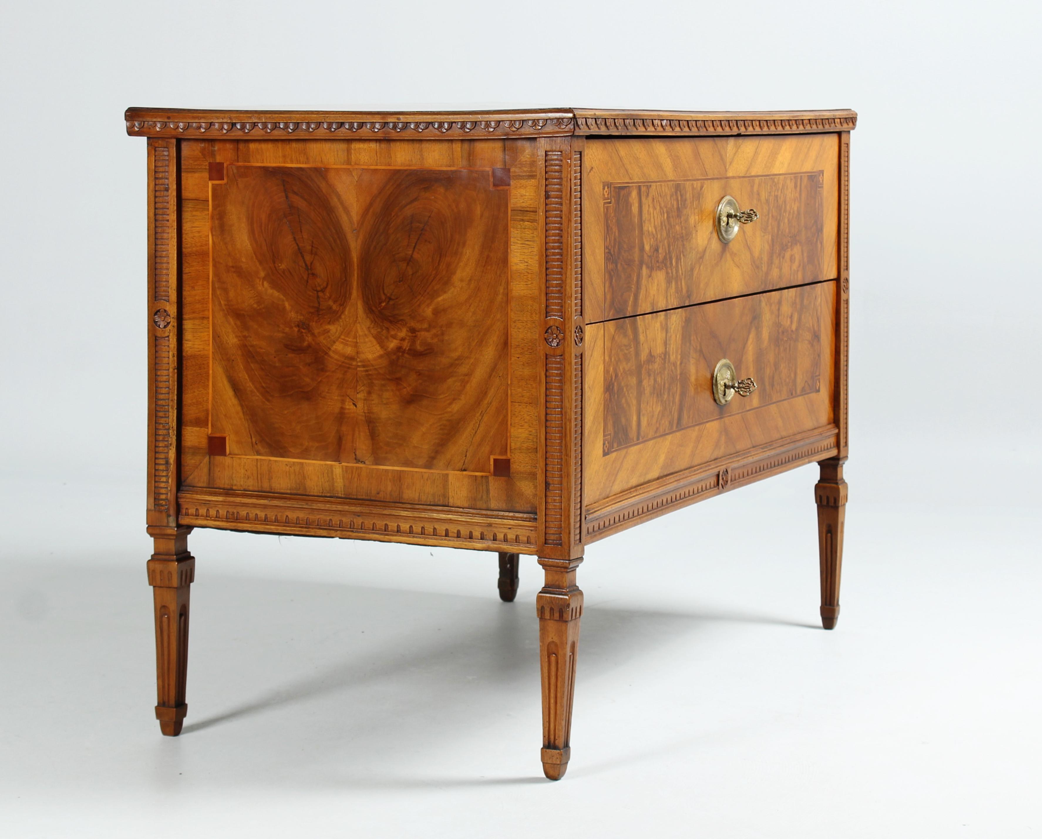 Antique classicist chest of drawers

Germany
Walnut
around 1780

Dimensions: H x W x D: 81 x 111 x 61 cm

Description:
Two-tier chest of drawers with fine carved decoration, created in German classicism, the so-called 