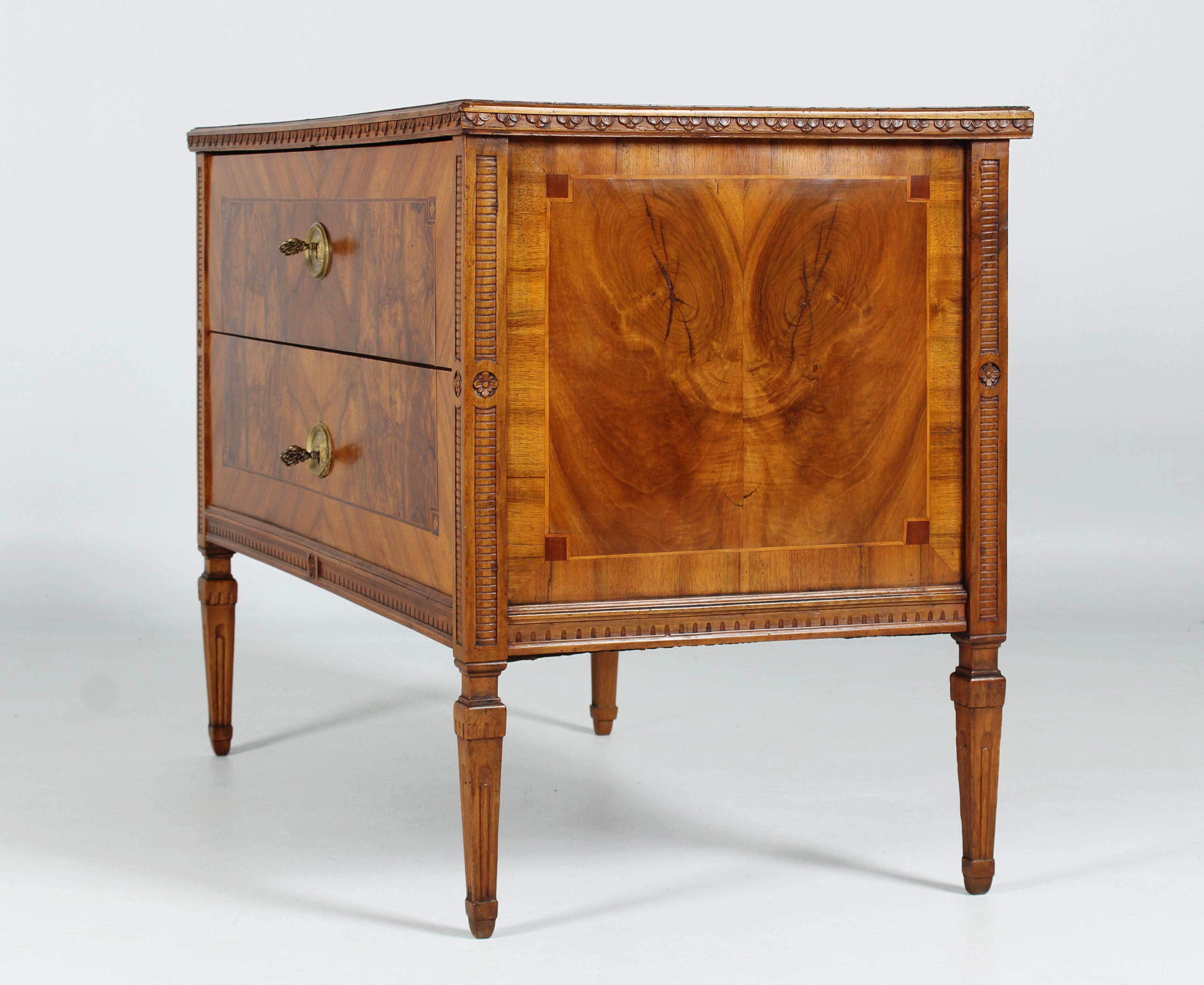 German Louis XVI Chest Of Drawers with Carvings and Marquetry, circa 1780 In Good Condition For Sale In Greven, DE
