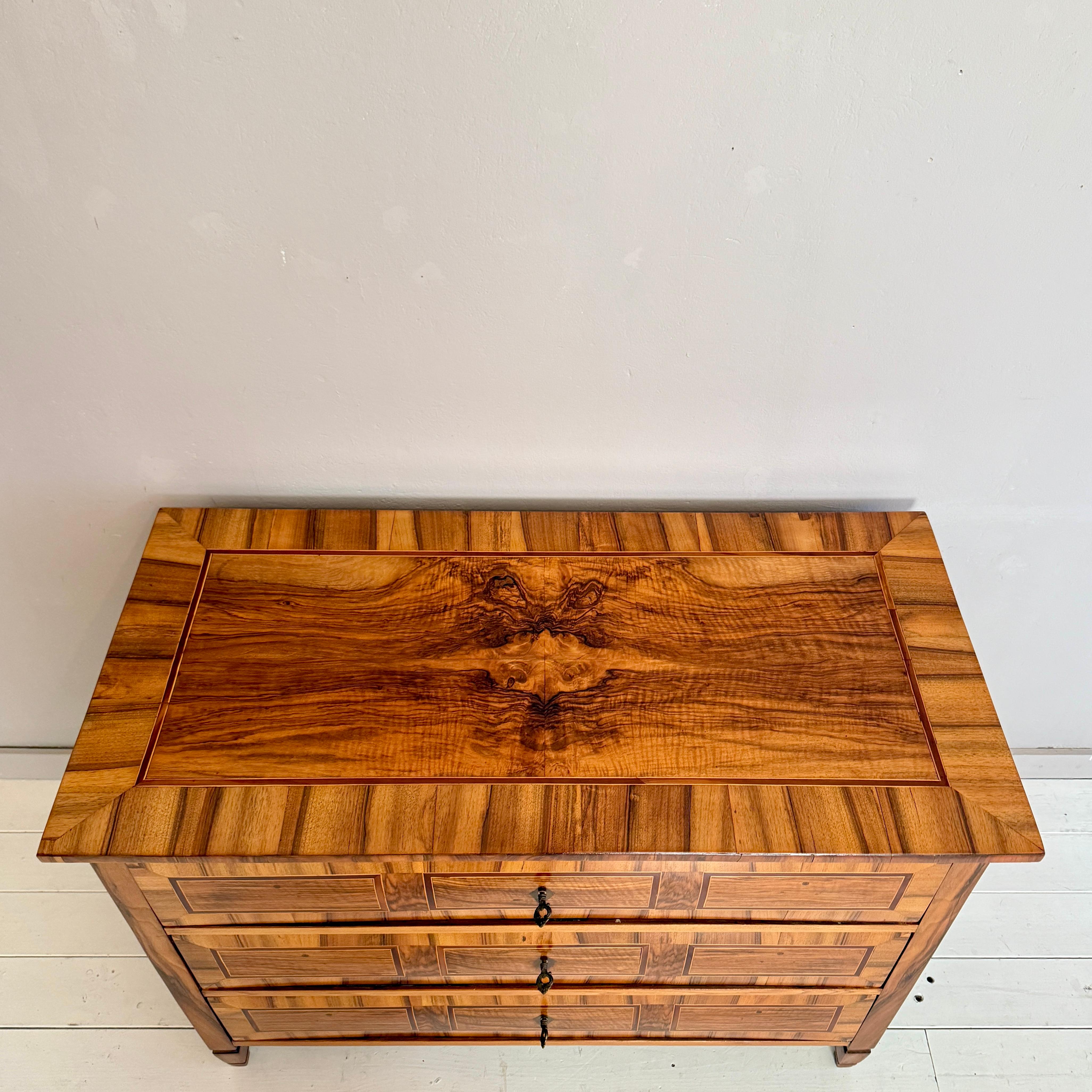 German Louis XVI Walnut Commode with Geometric Inlays, Circa 1780 In Good Condition For Sale In Berlin, DE