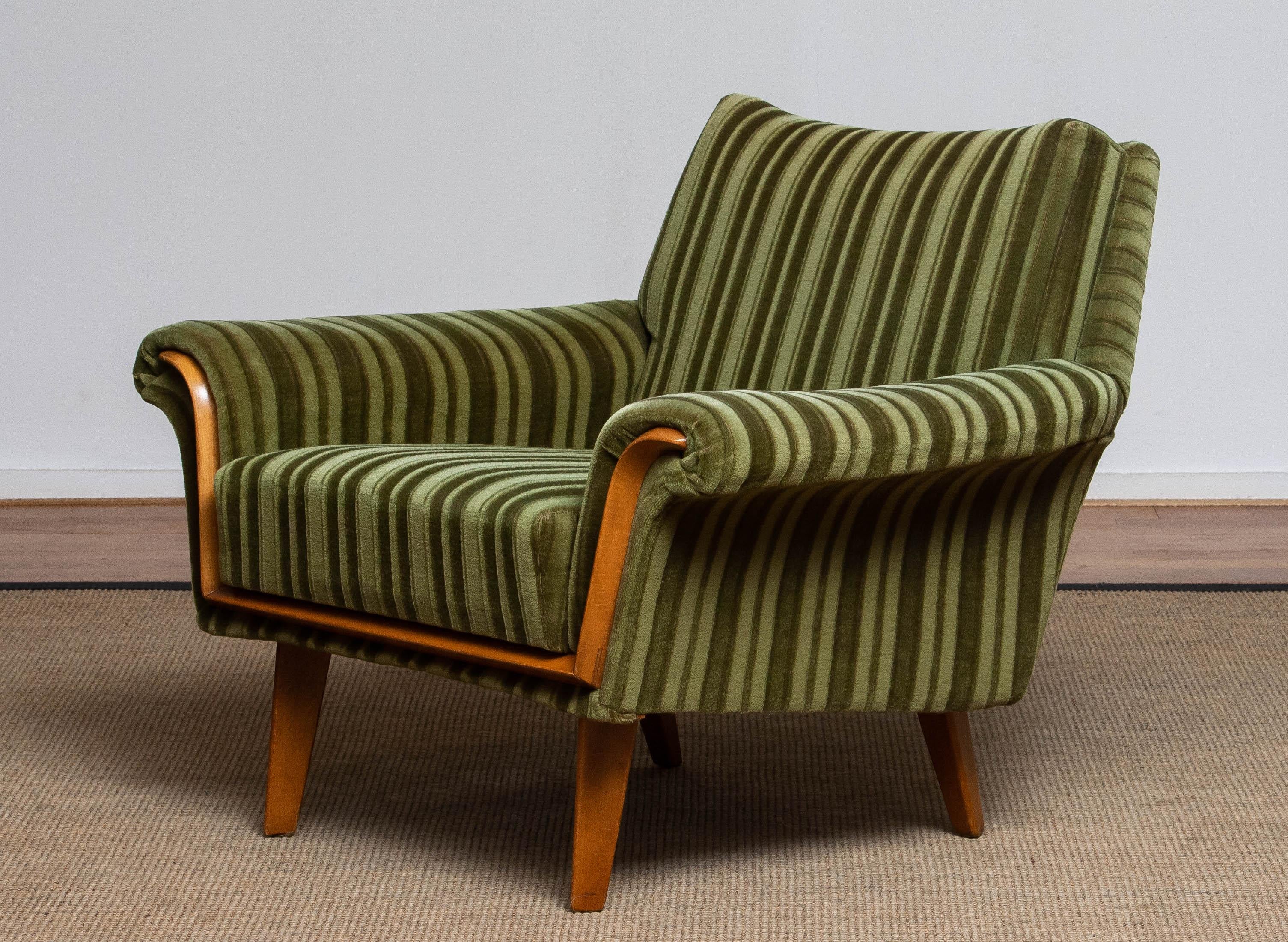 Beautiful German lounge chair with beech details  and upholstered with green velvet in allover original and good condition.
The chair sits and supports very good.
Please note! Because Shipping Costs highly fluctuate daily, we kindly ask you to ask