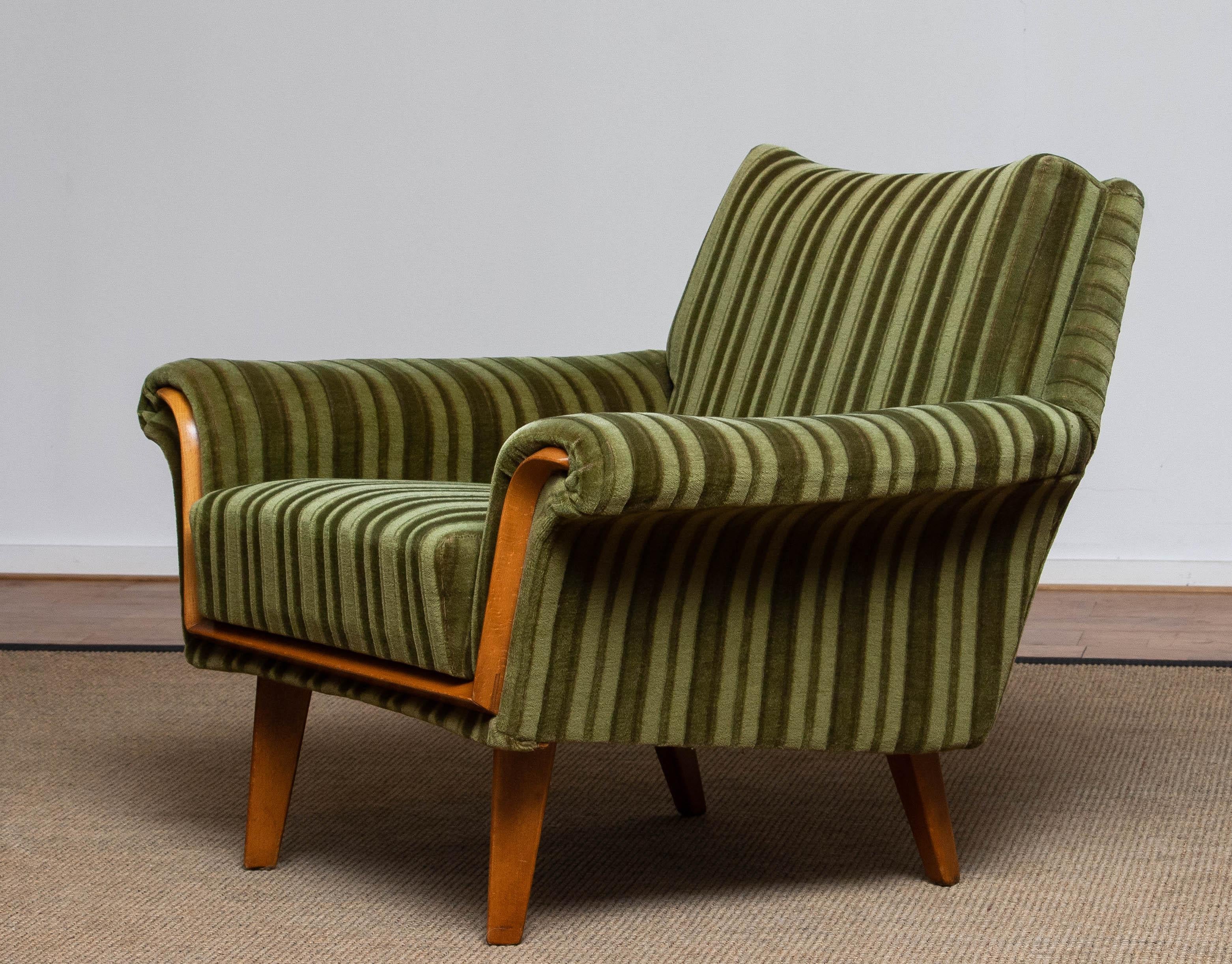 German Lounge Chair Beech Details Upholstered With Original Green Velvet. 1950s In Good Condition In Silvolde, Gelderland