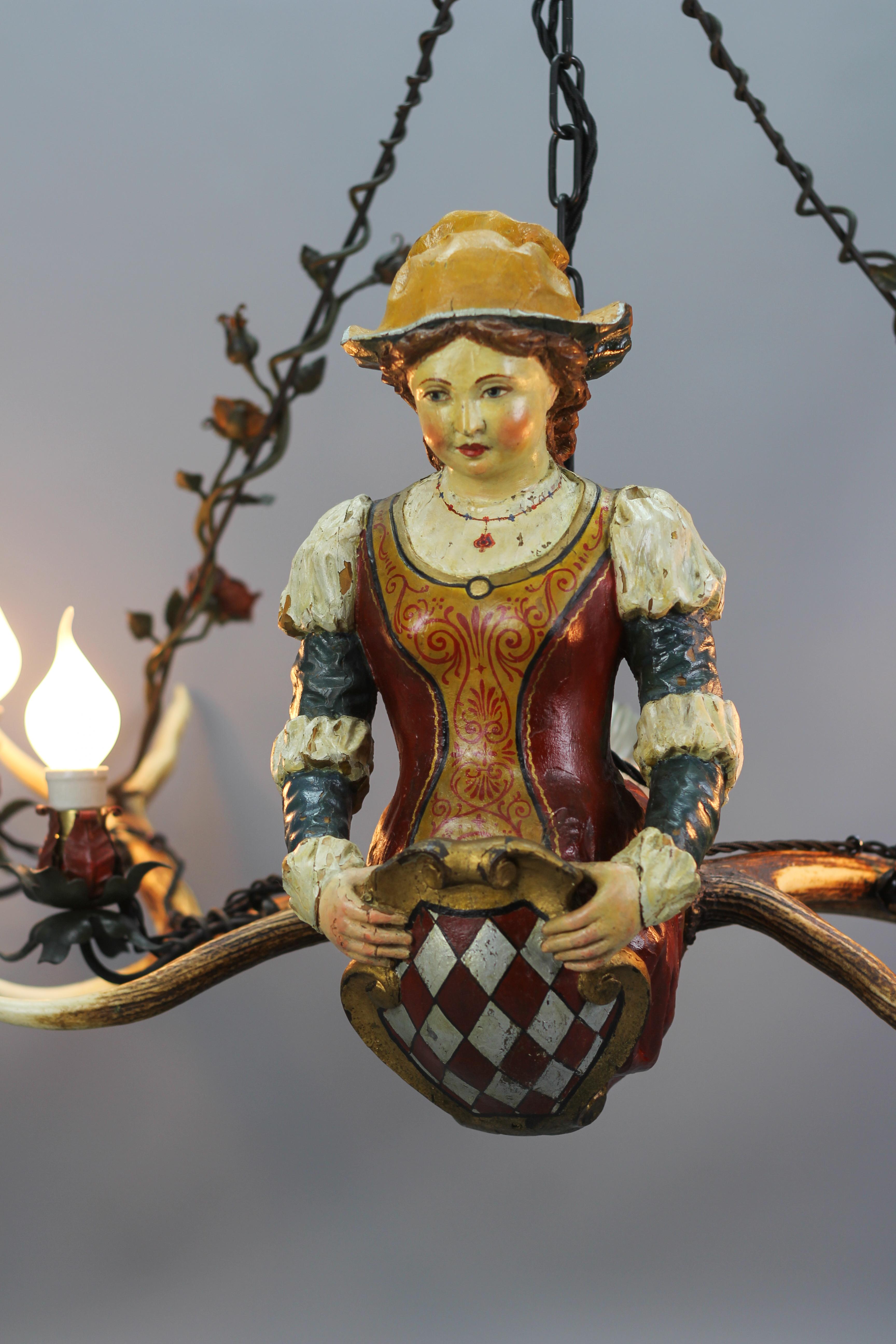Début de l'époque victorienne Lustre allemand Lusterweibchen à quatre lumières w. Figurine de sirène sculptée et bois de cerf en vente