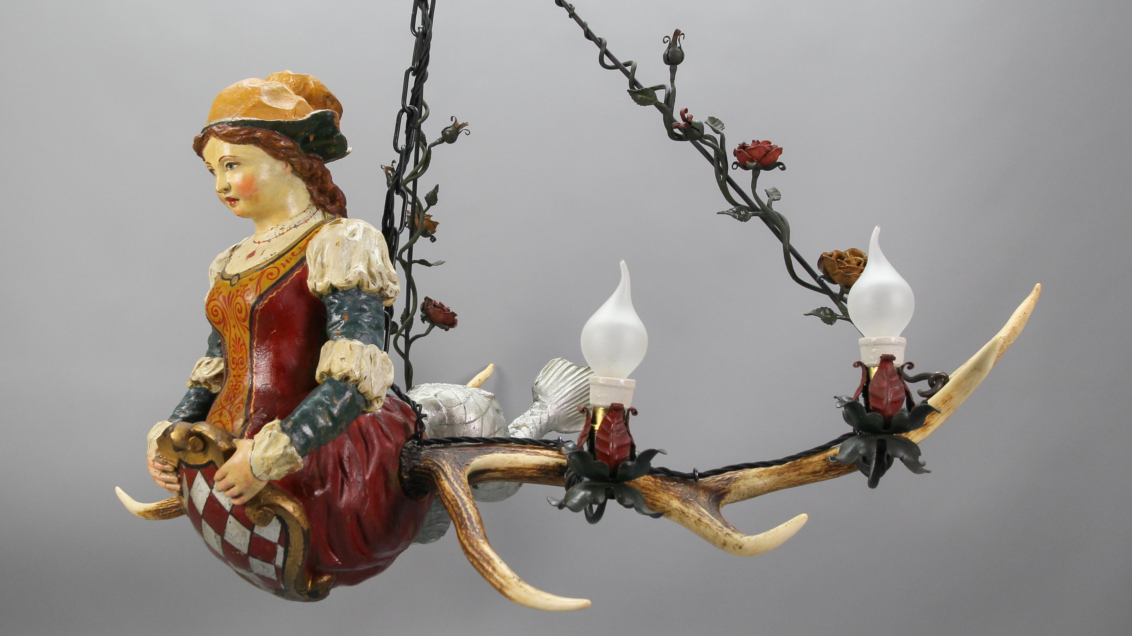 20ième siècle Lustre allemand Lusterweibchen à quatre lumières w. Figurine de sirène sculptée et bois de cerf en vente