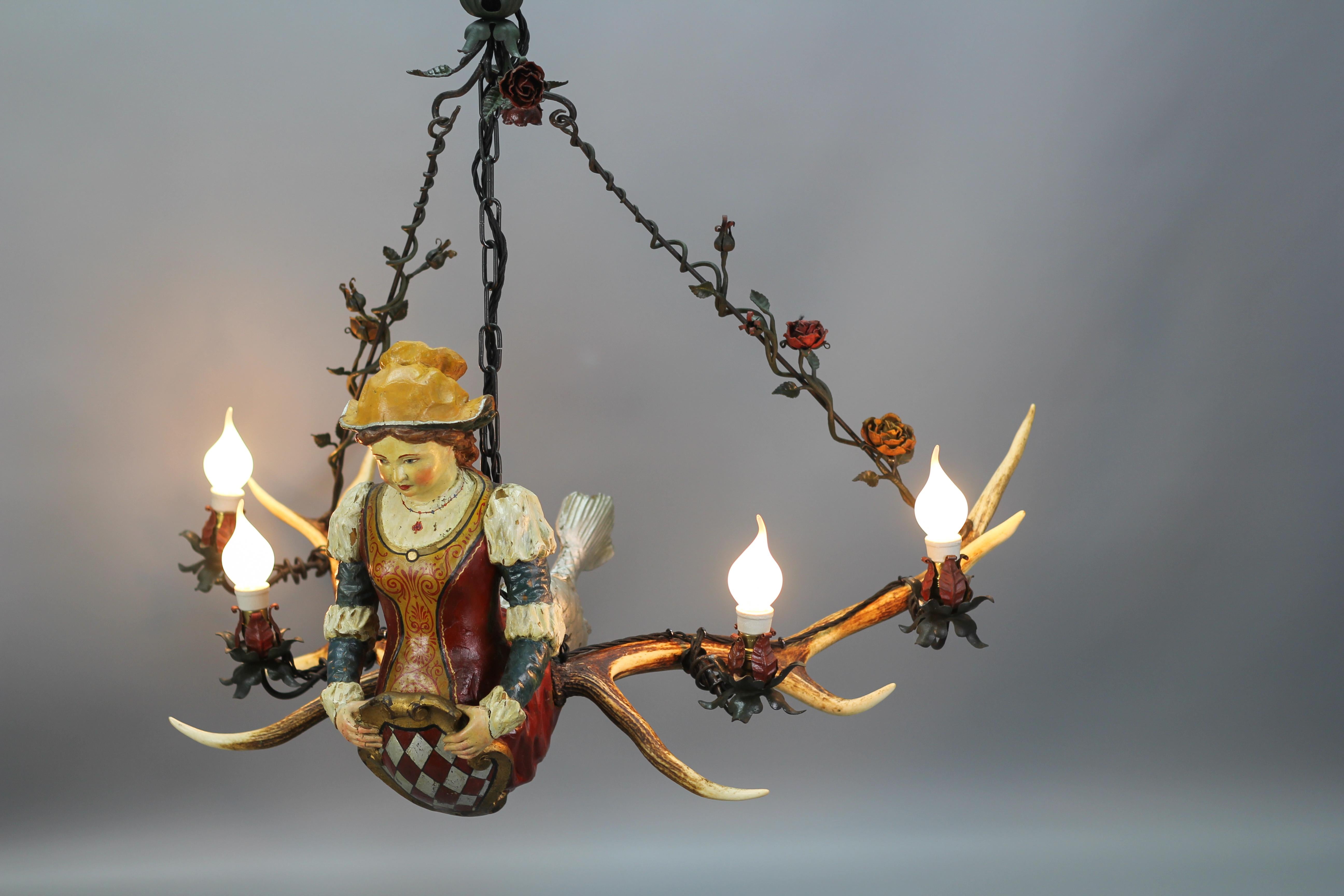 Bois cerf Lustre allemand Lusterweibchen à quatre lumières w. Figurine de sirène sculptée et bois de cerf en vente