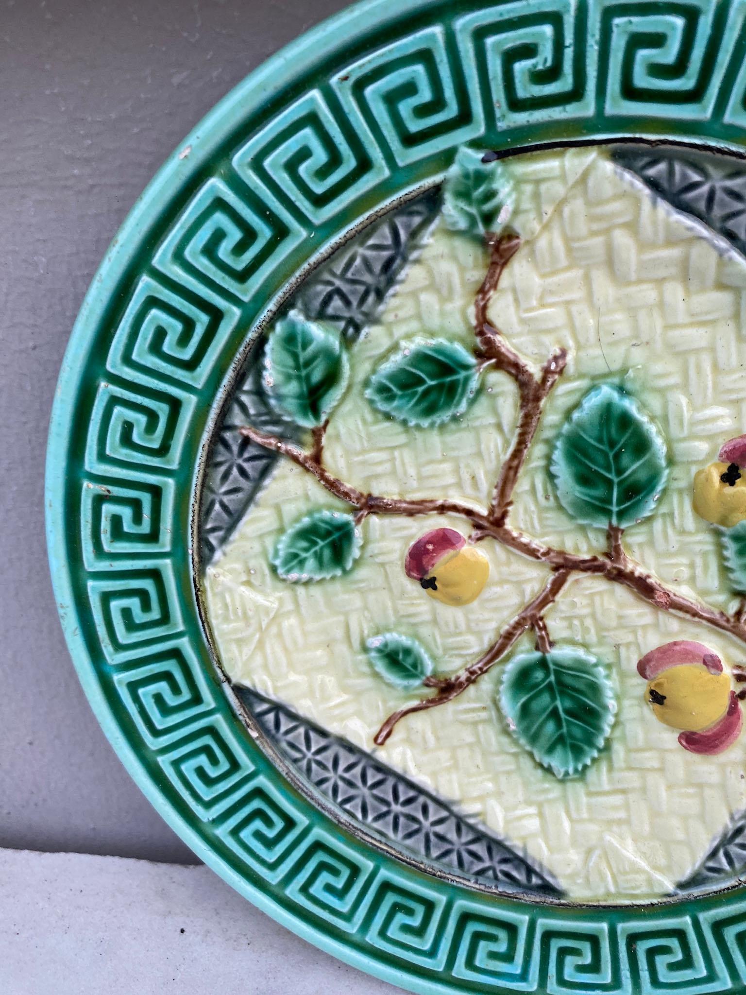 Petite assiette à pommes en majolique allemande, vers 1900.
Diamètre de 7,3 pouces.