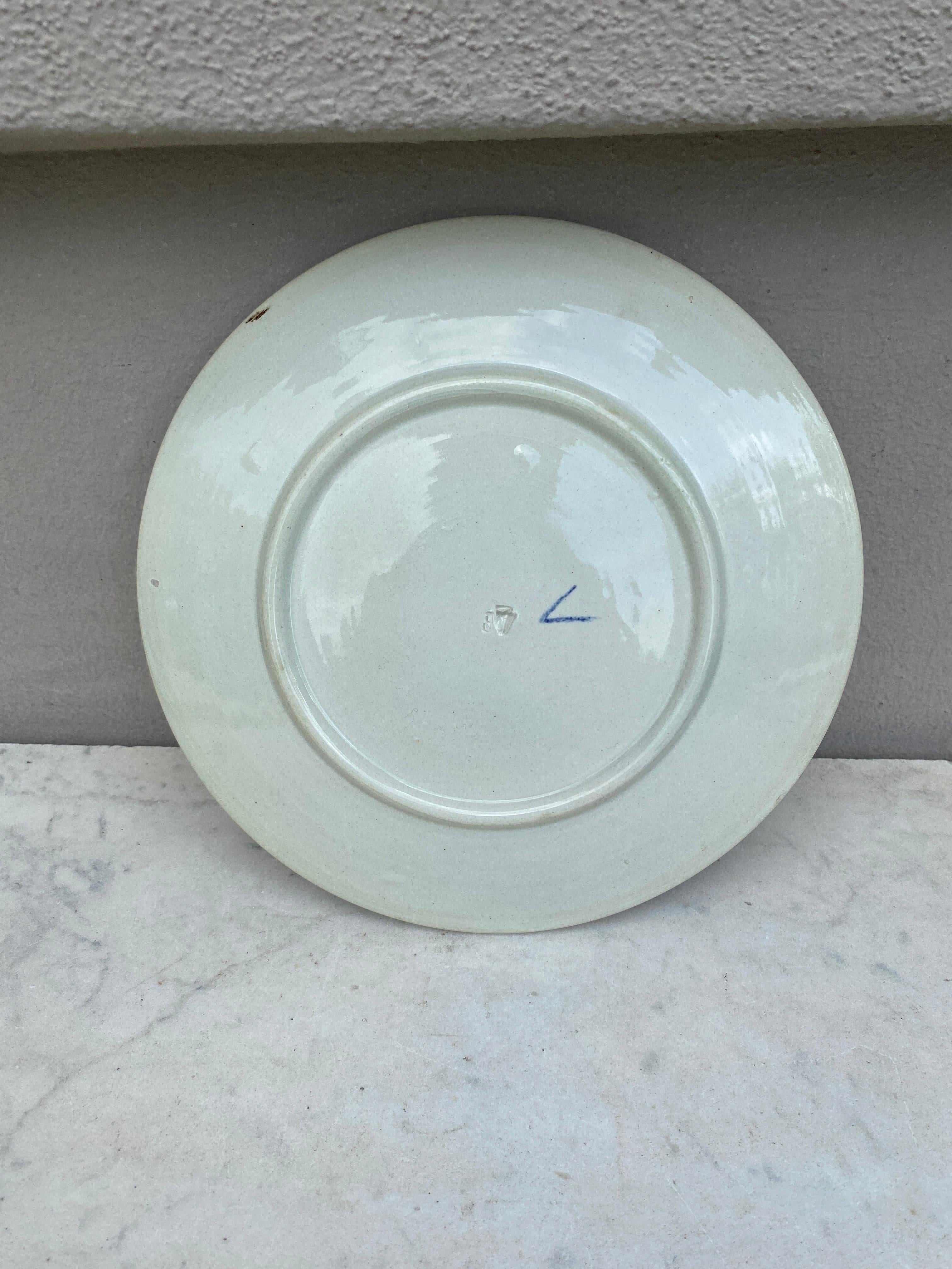 German Majolica Bird Plate, circa 1900 In Good Condition For Sale In Austin, TX