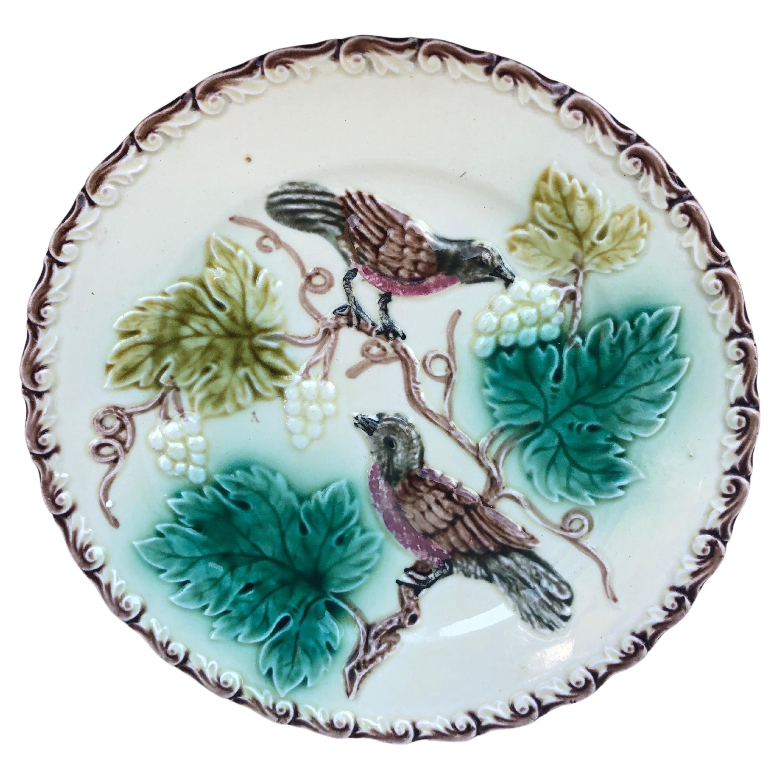 Assiette en majolique allemande "Oiseaux et raisins" Circa 1900 en vente