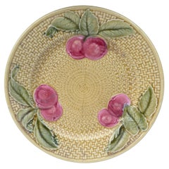 Piatto di maiolica tedesco a forma di ciliegia, circa 1900