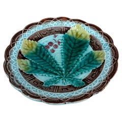 Assiette allemande en majolique représentant une feuille de châtaignier, CIRCA 1890