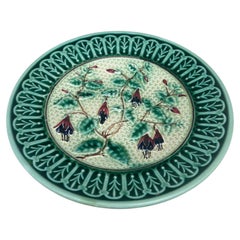 Piatto di maiolica tedesco con fiori di aquilegia, CIRCA 1890