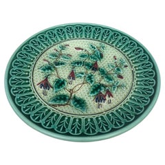 Piatto di maiolica tedesco con fiori di aquilegia, CIRCA 1890