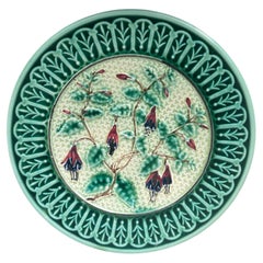 Piatto di maiolica tedesco con fiori di aquilegia, CIRCA 1890