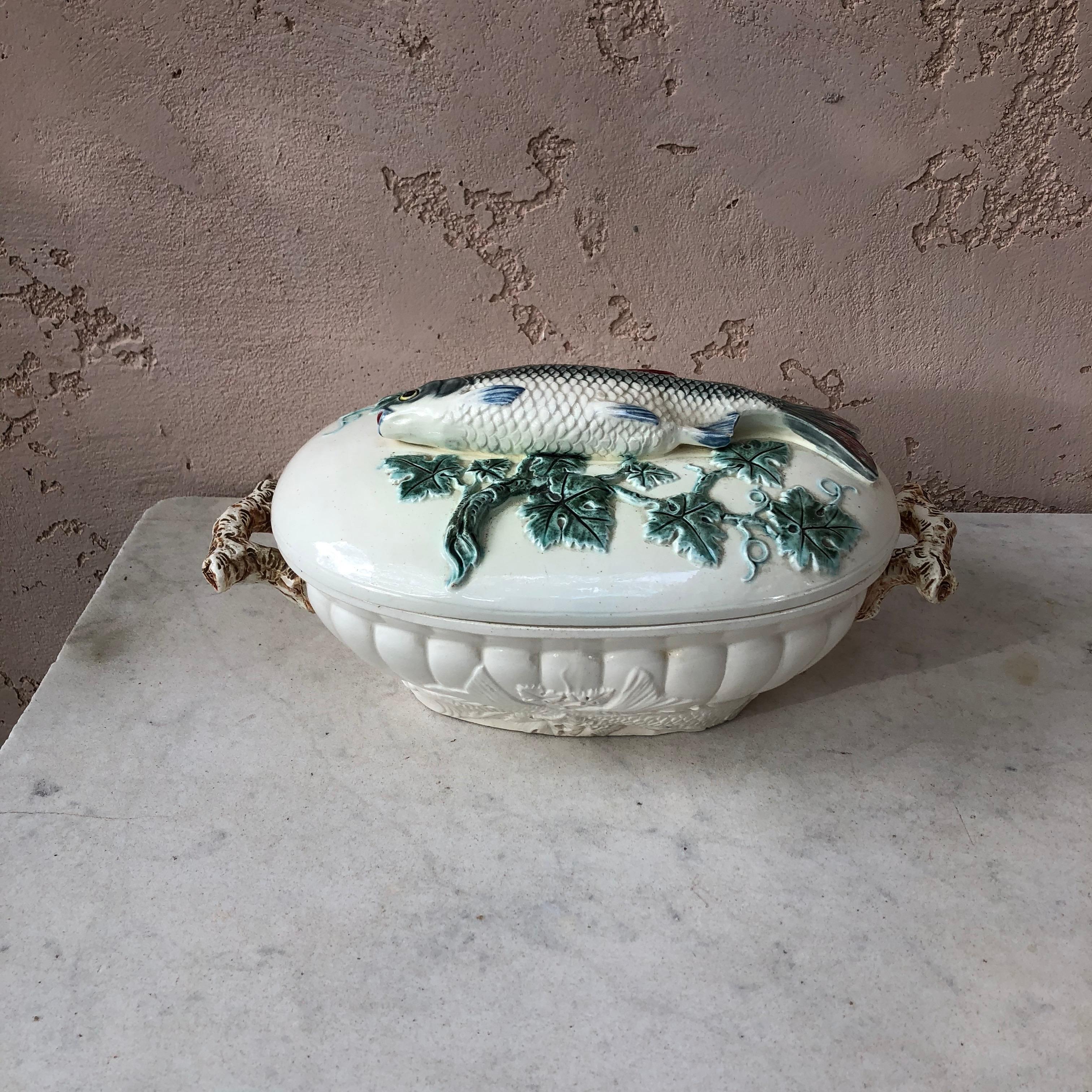 German Majolica Fish Tureen Krause, circa 1890 In Good Condition For Sale In Austin, TX