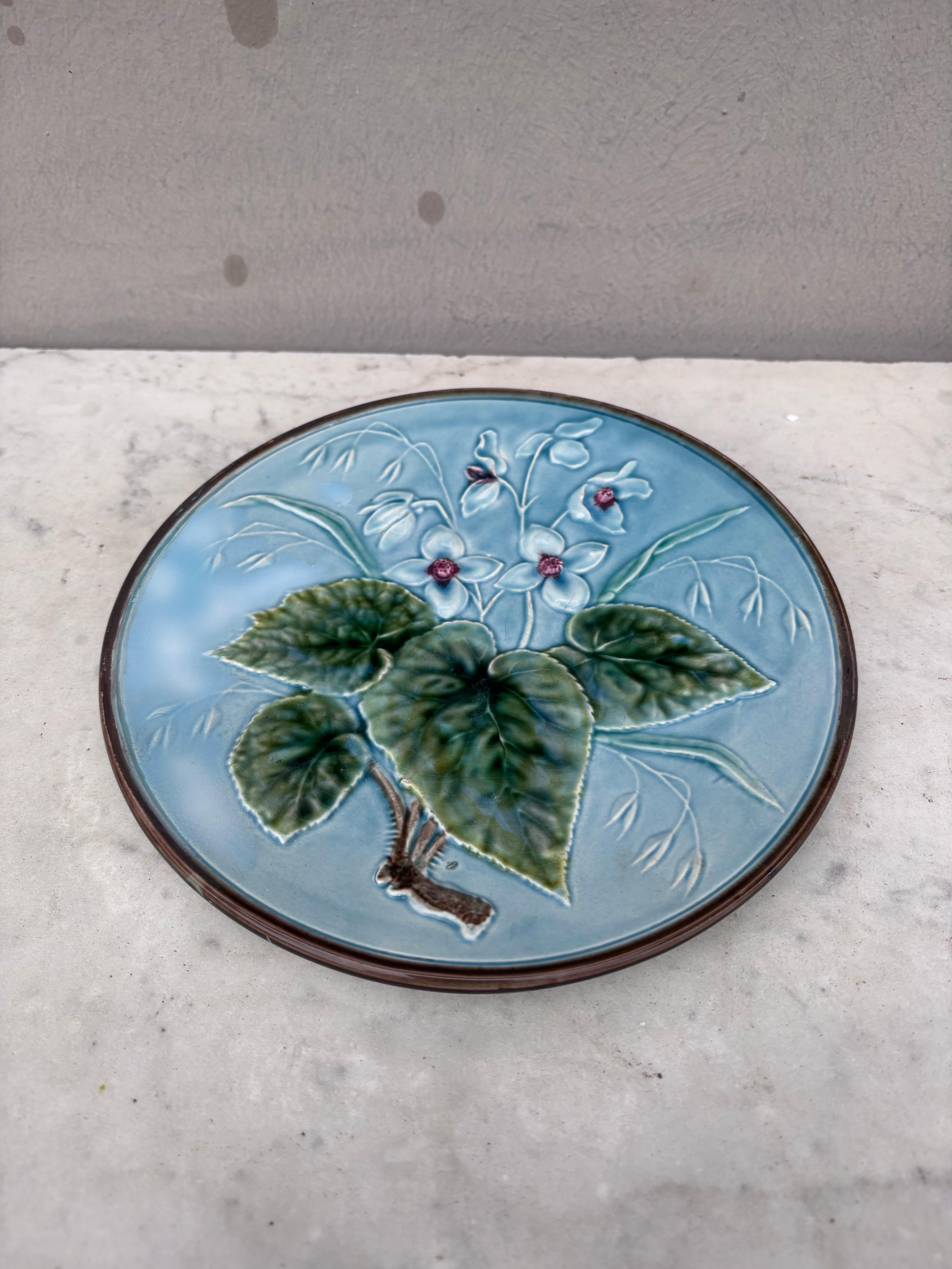 Plato de flores de mayólica alemana, Circa 1900.