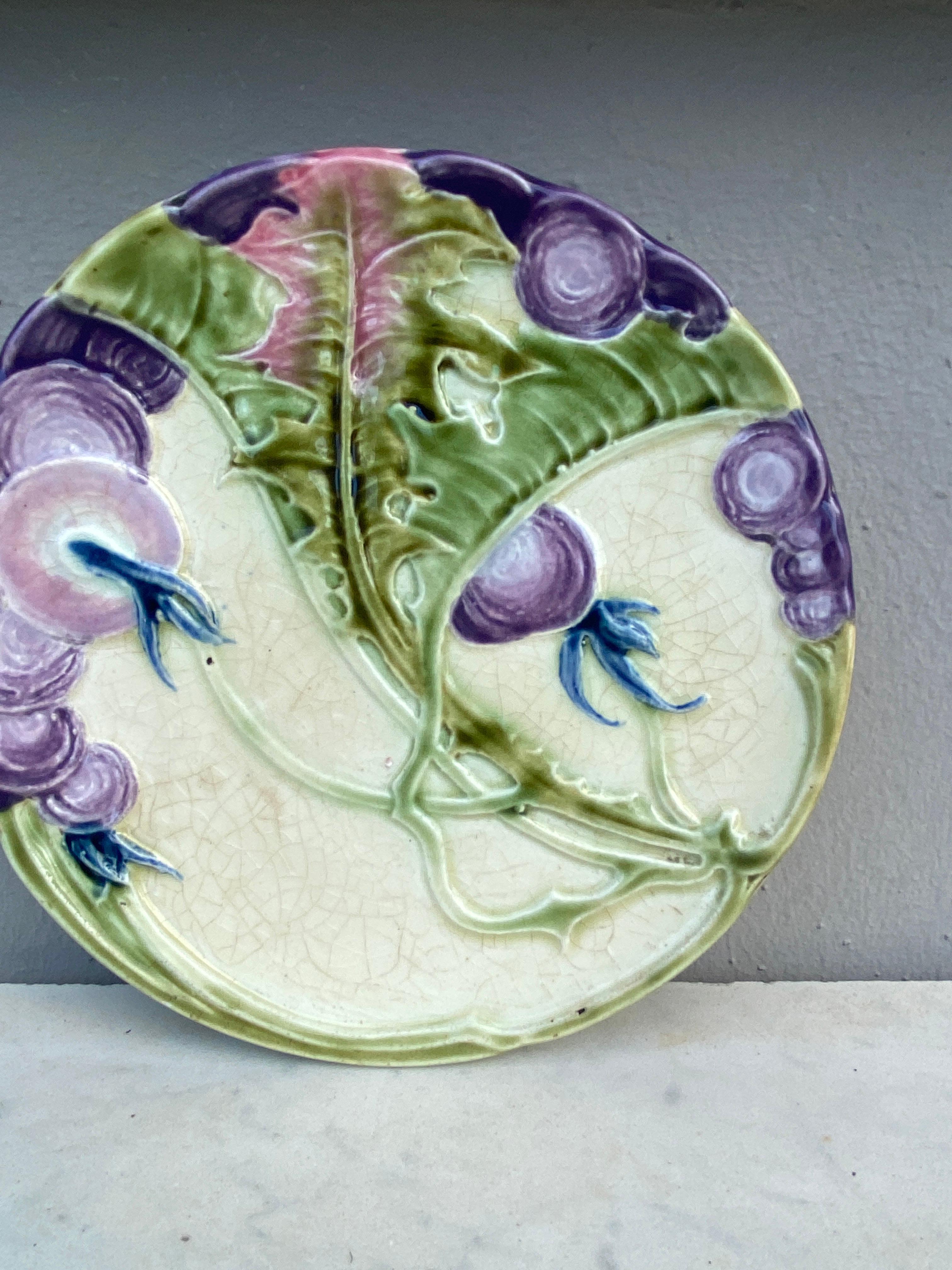 German Majolica Flowers Plate circa 1900 In Good Condition For Sale In Austin, TX