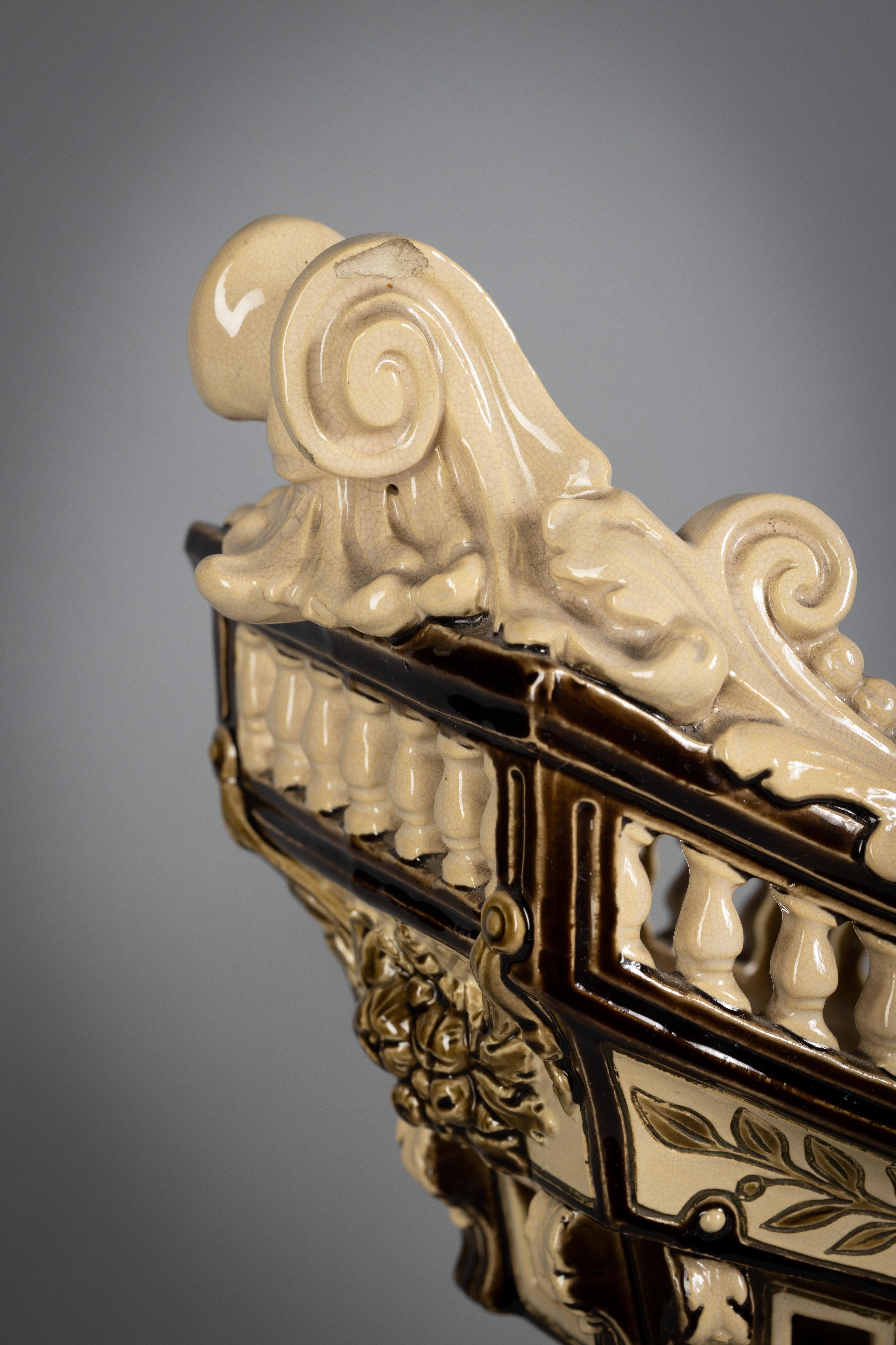 Fine XIX secolo Centrotavola tedesco in maiolica Galeone, 1880 circa in vendita