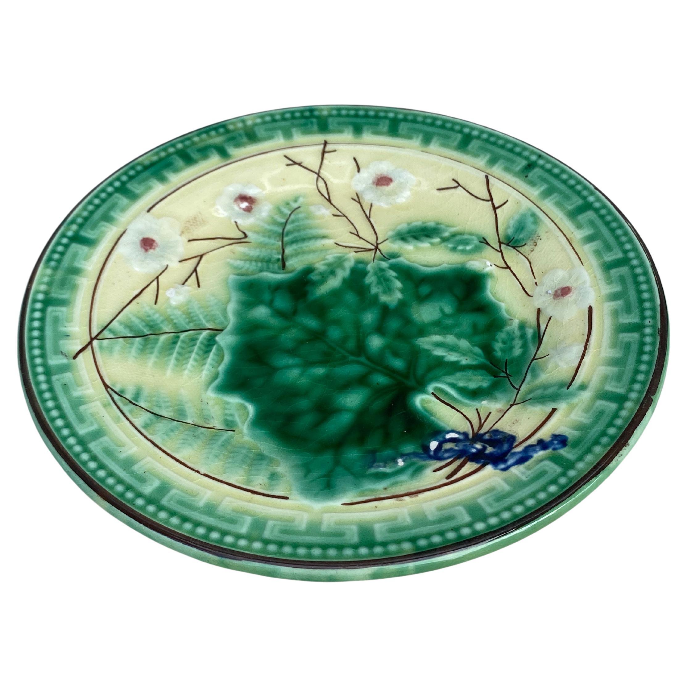Assiette en majolique allemande à feuilles et à fougères, vers 1890.