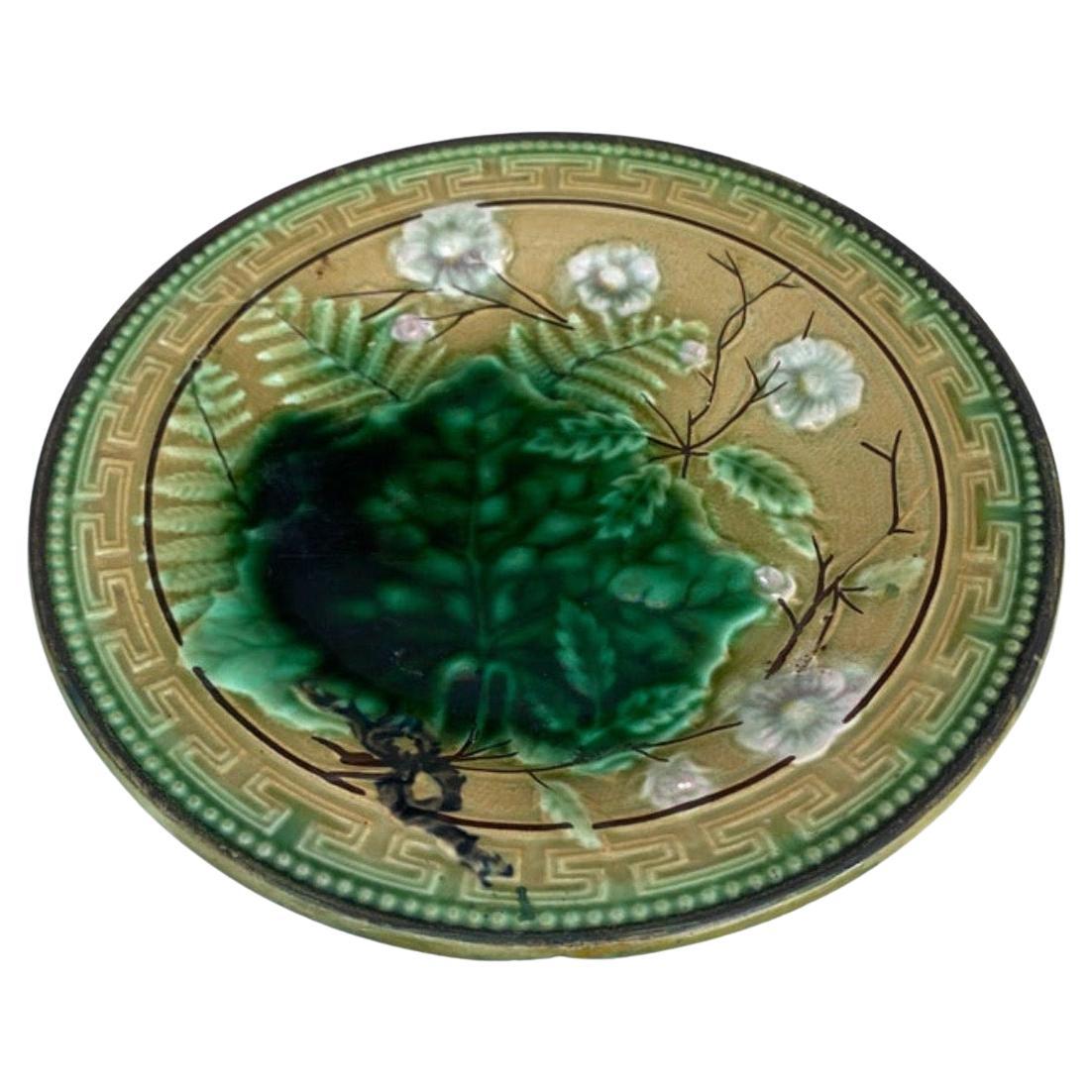 Piatto in maiolica tedesco Foglie e Felci, 1890 circa.