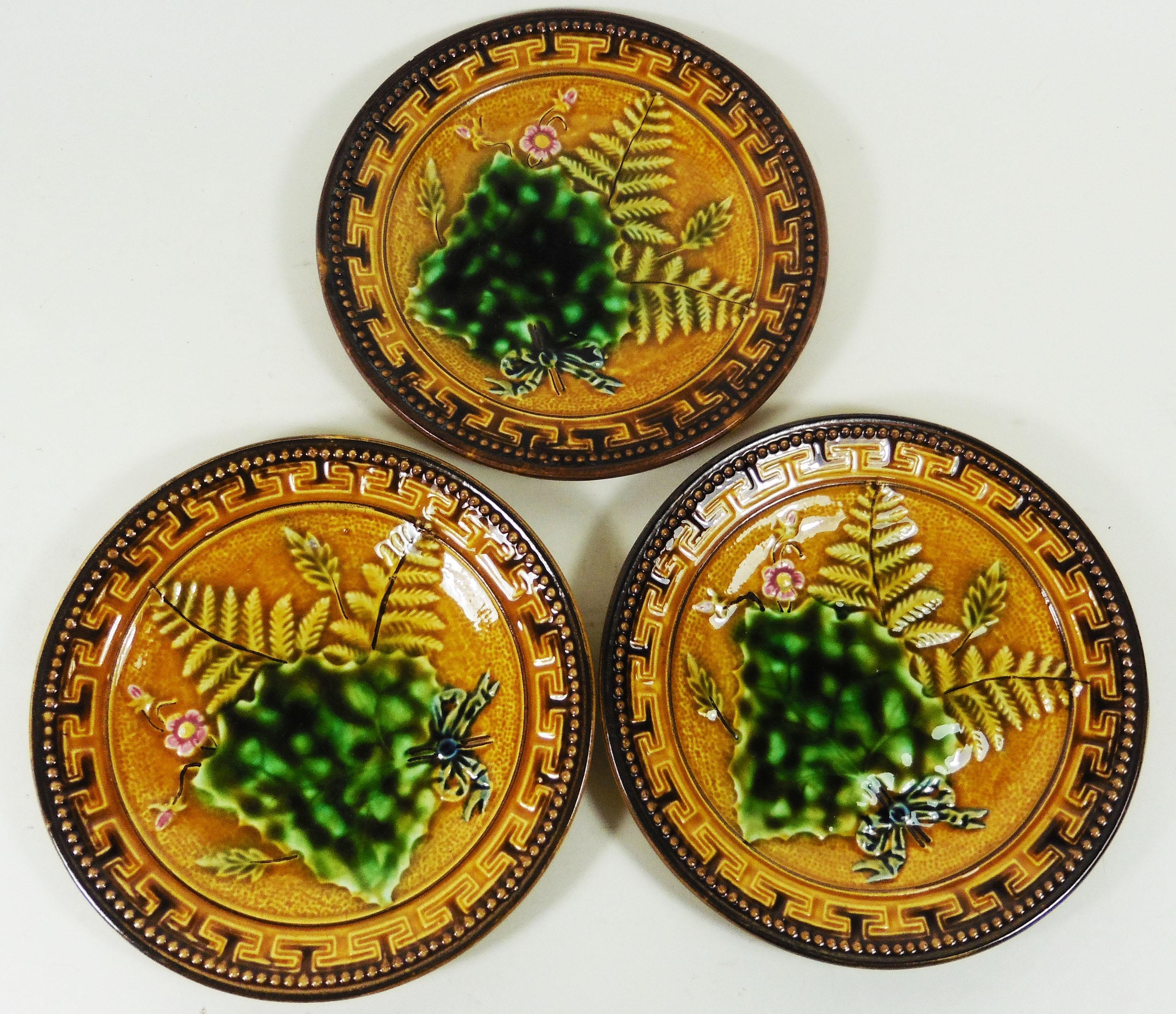 German Majolica Leaves & Flowers Plate circa 1900 In Good Condition For Sale In Austin, TX