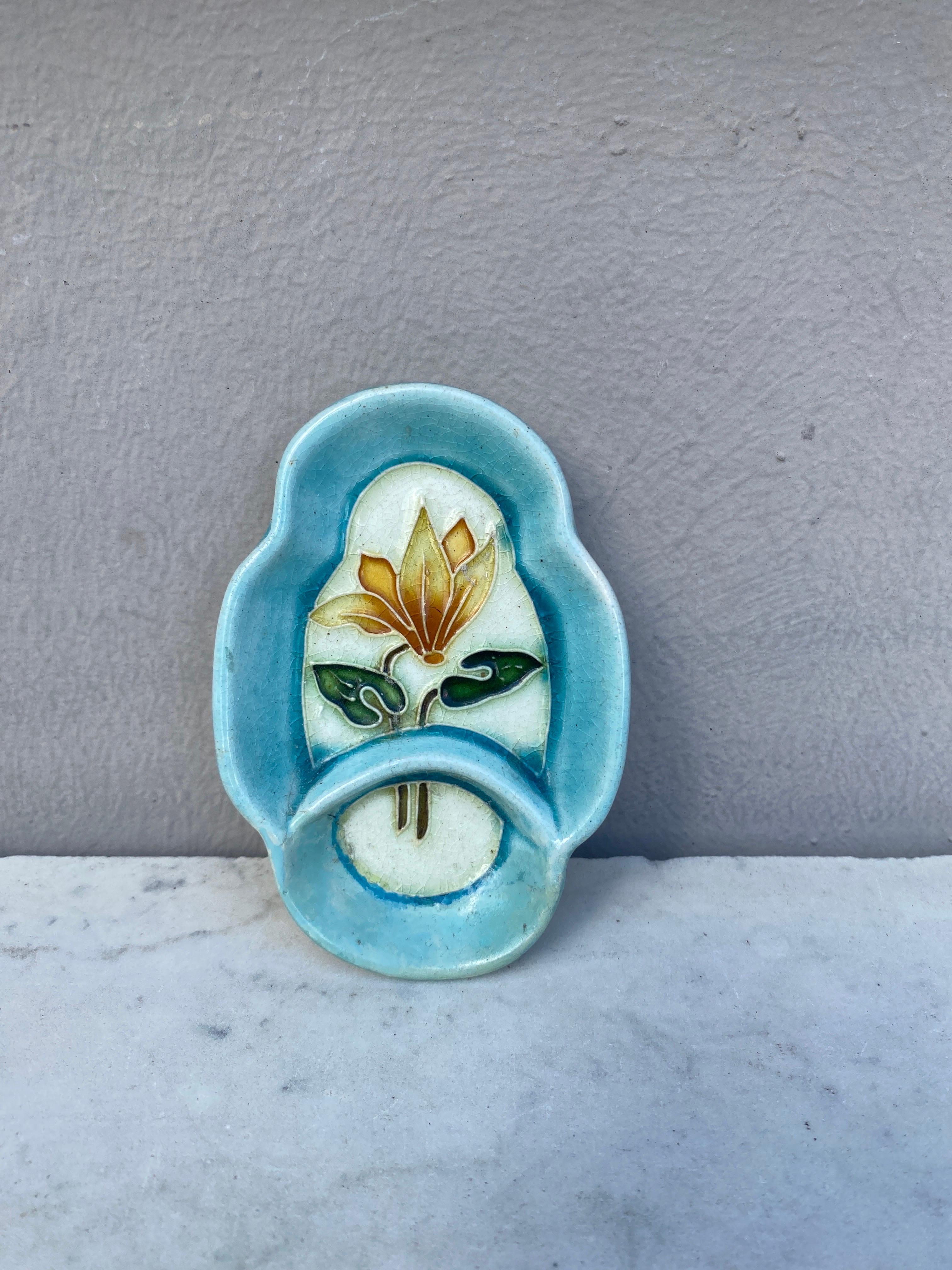 German Majolica Leaves Plate circa 1890 In Good Condition For Sale In Austin, TX