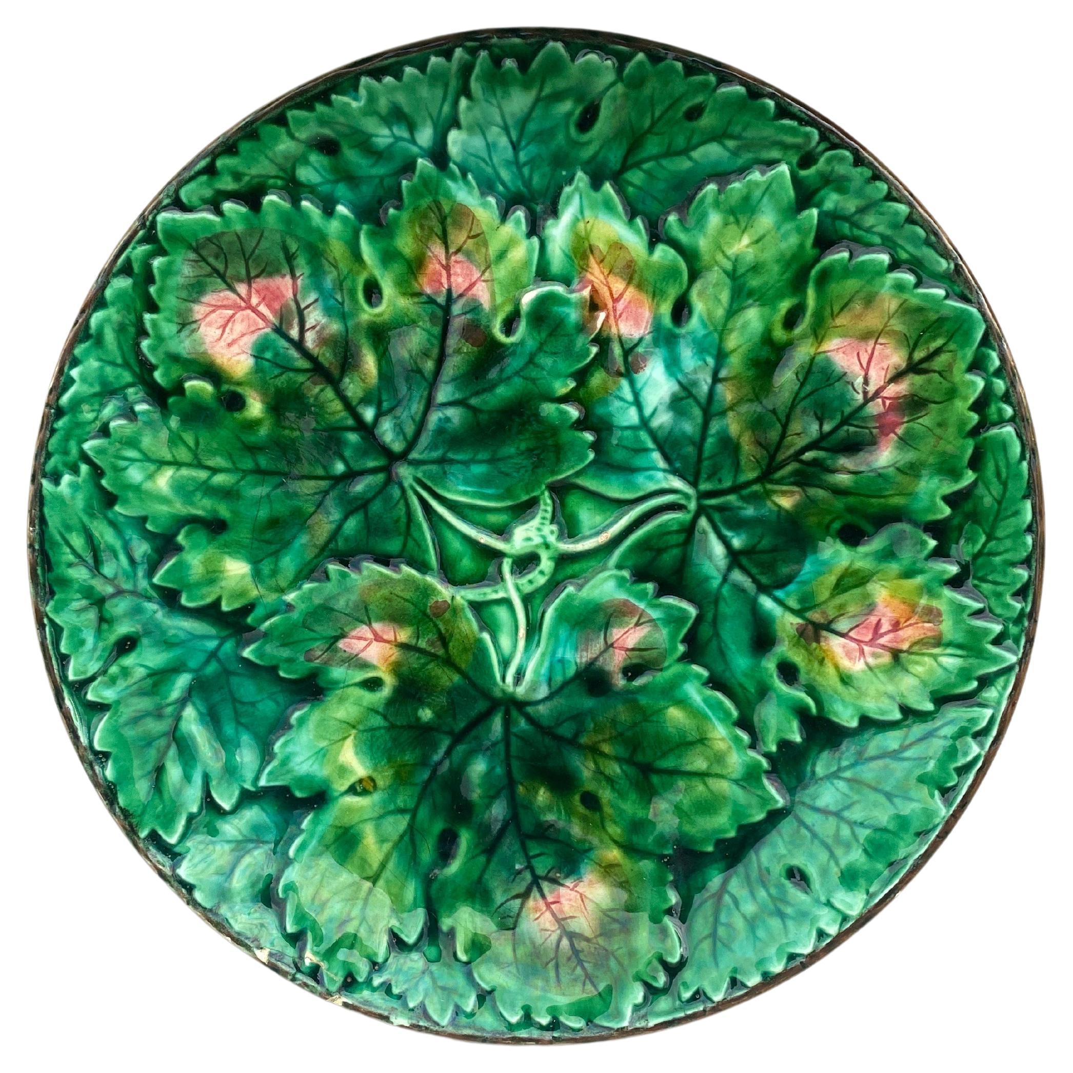 Assiette à feuilles en majolique allemande circa 1900