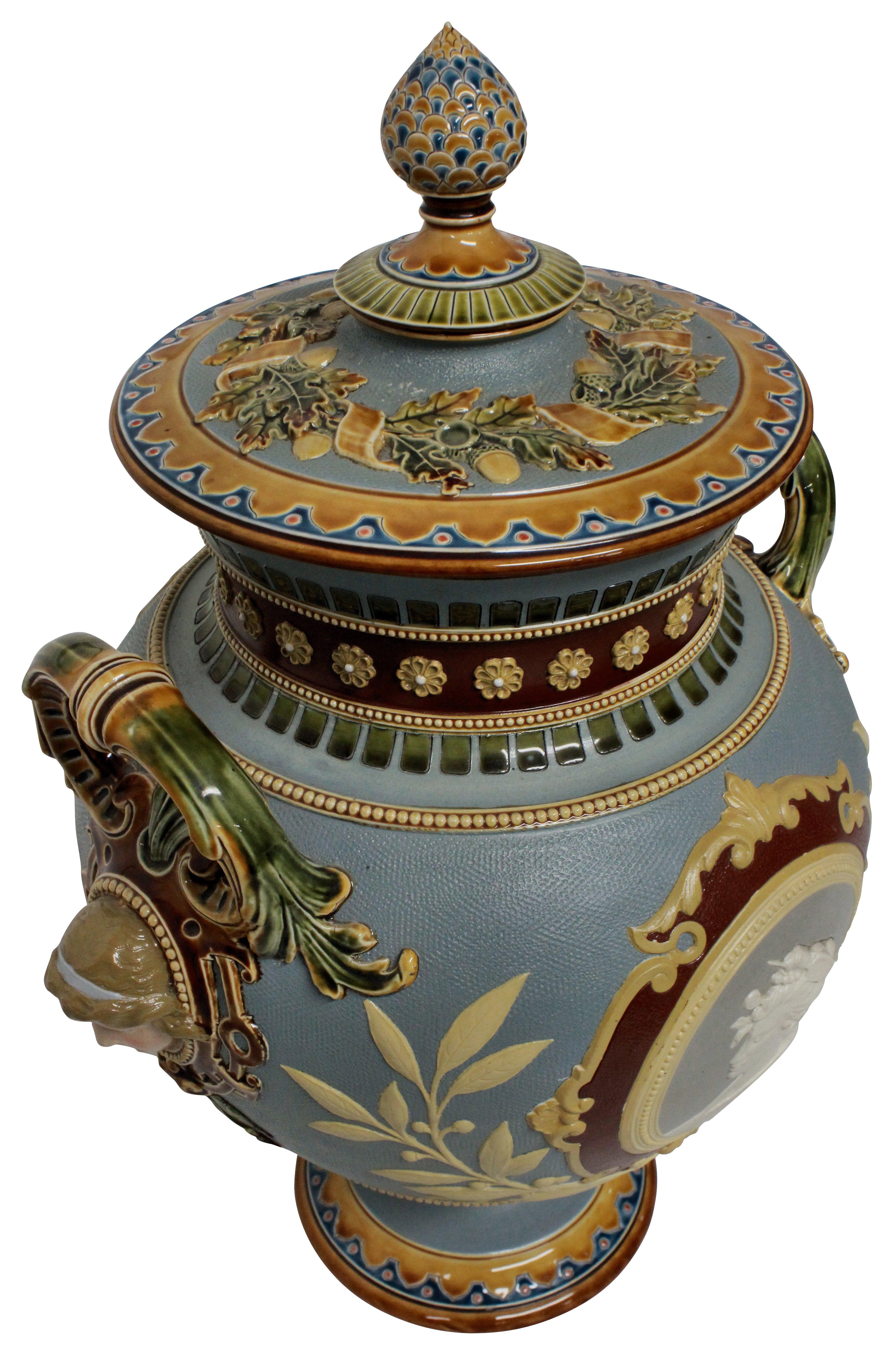 German Majolica Neoclassical Tazza In Good Condition In London, GB