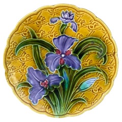 Piatto in maiolica tedesca a forma di Iris viola, circa 1900