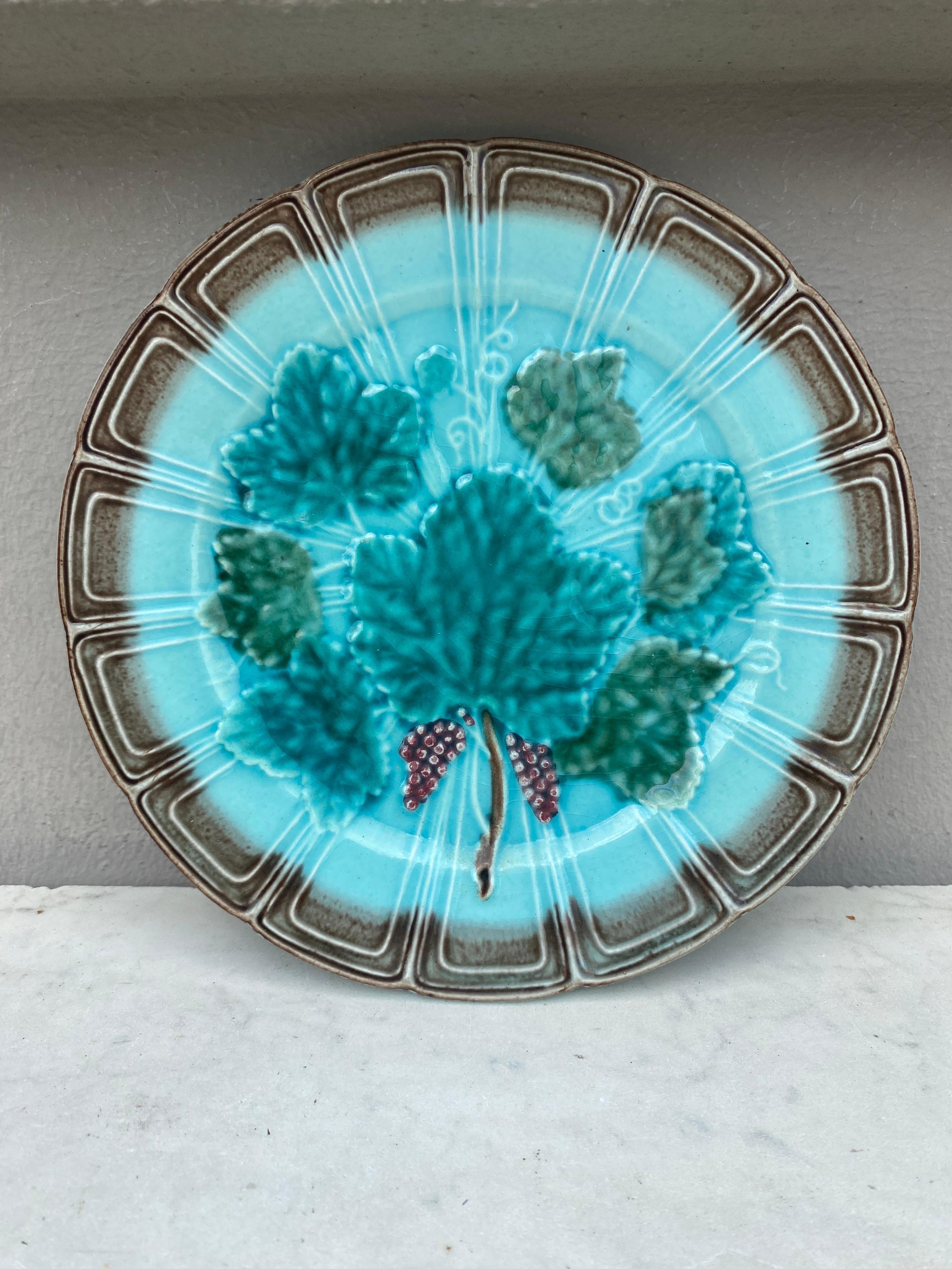 Assiette à feuilles de vigne en majolique allemande Circa 1890.
