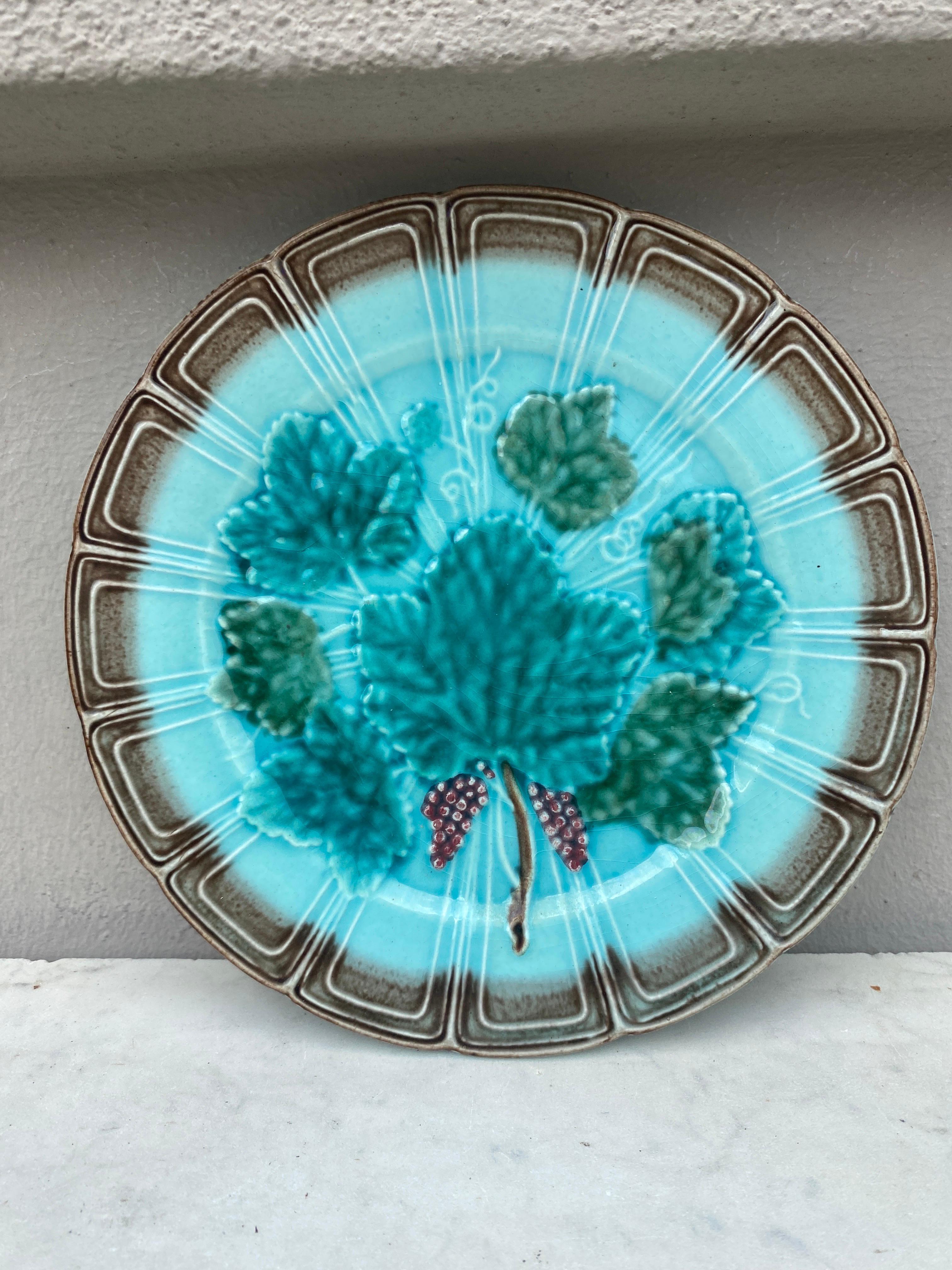 Country Assiette à feuilles de vigne en majolique allemande, vers 1890 en vente