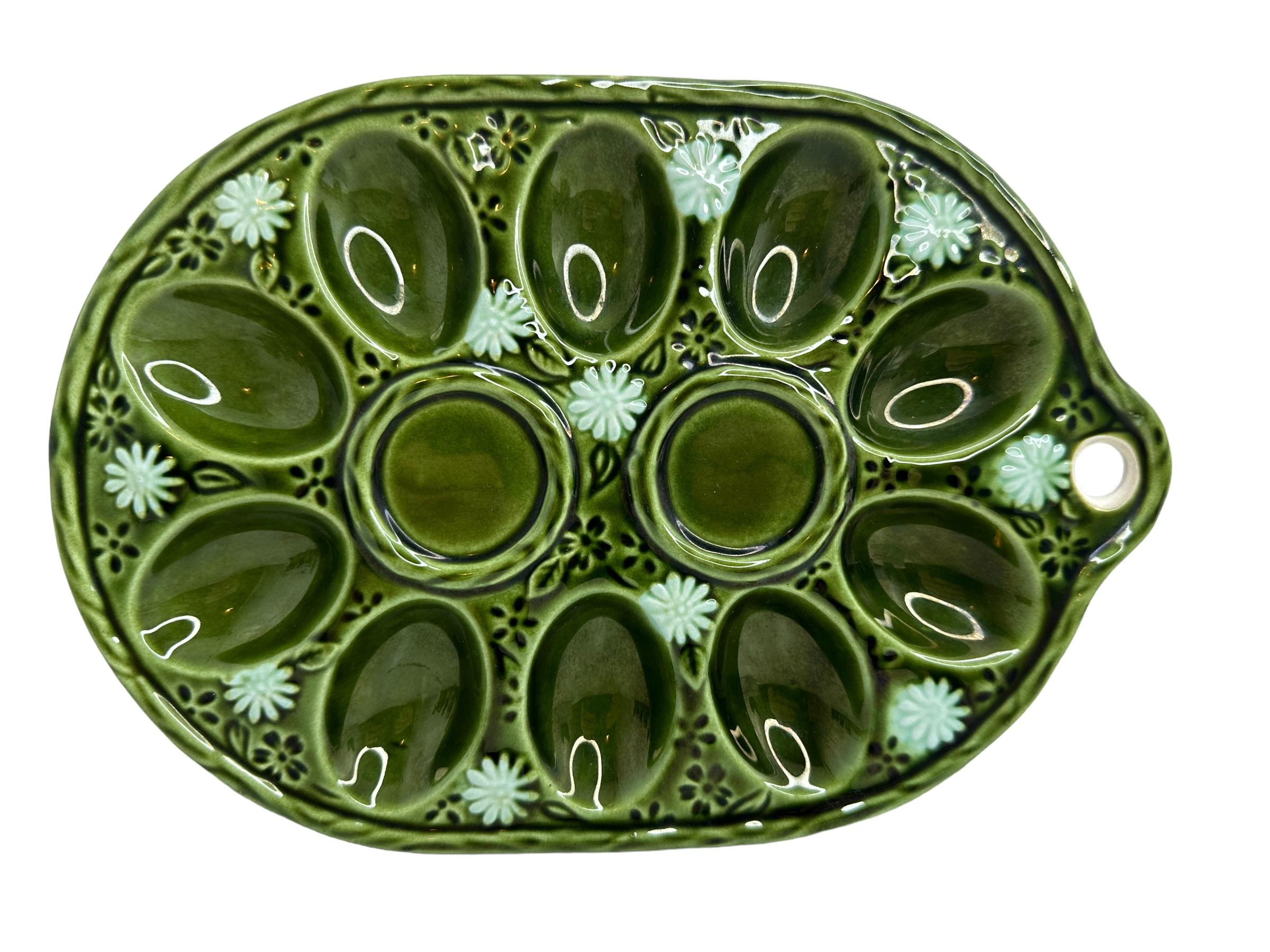Deutsche Majolika Vintage Grüner Keramikteller mit Salz- und Pfefferstreuer für gefüllte Eier (Volkskunst) im Angebot