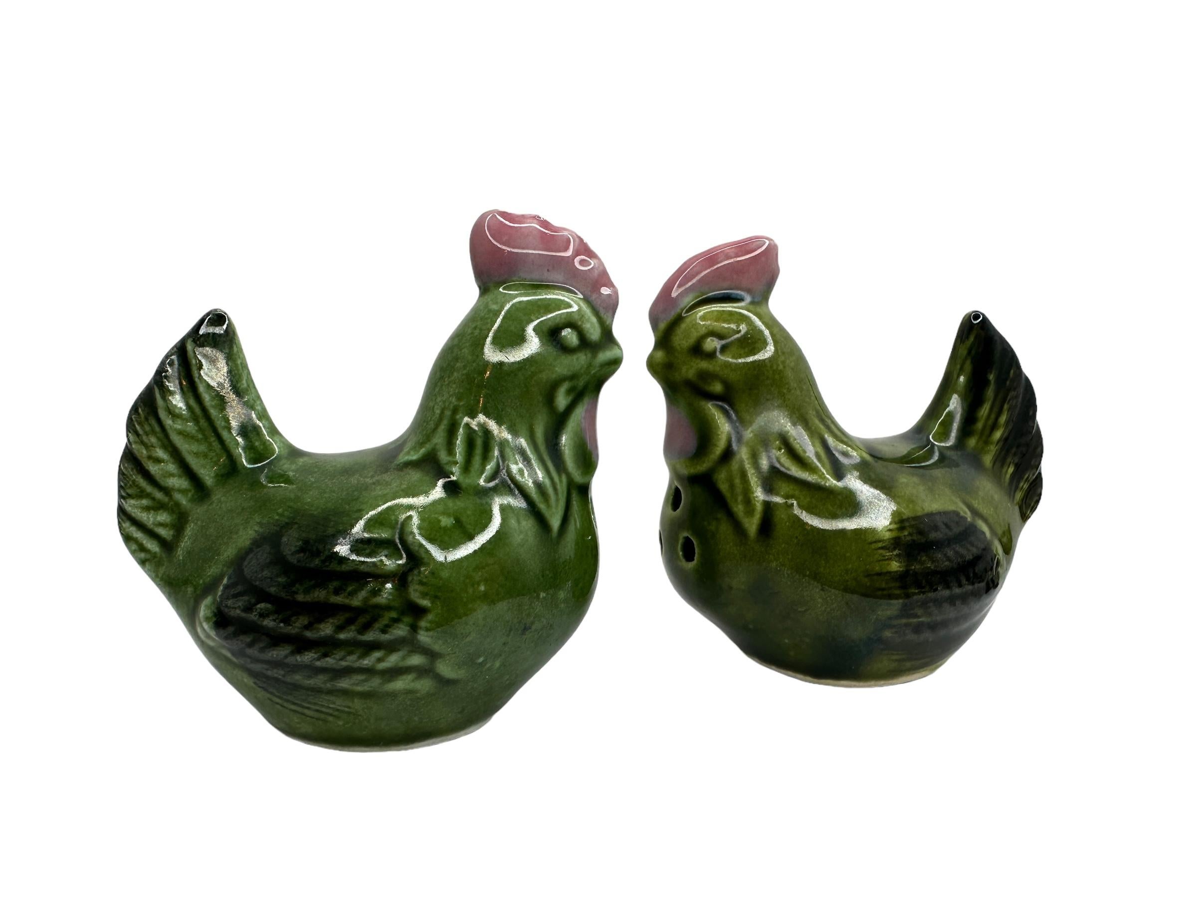 Deutsche Majolika Vintage Grüner Keramikteller mit Salz- und Pfefferstreuer für gefüllte Eier im Angebot 1