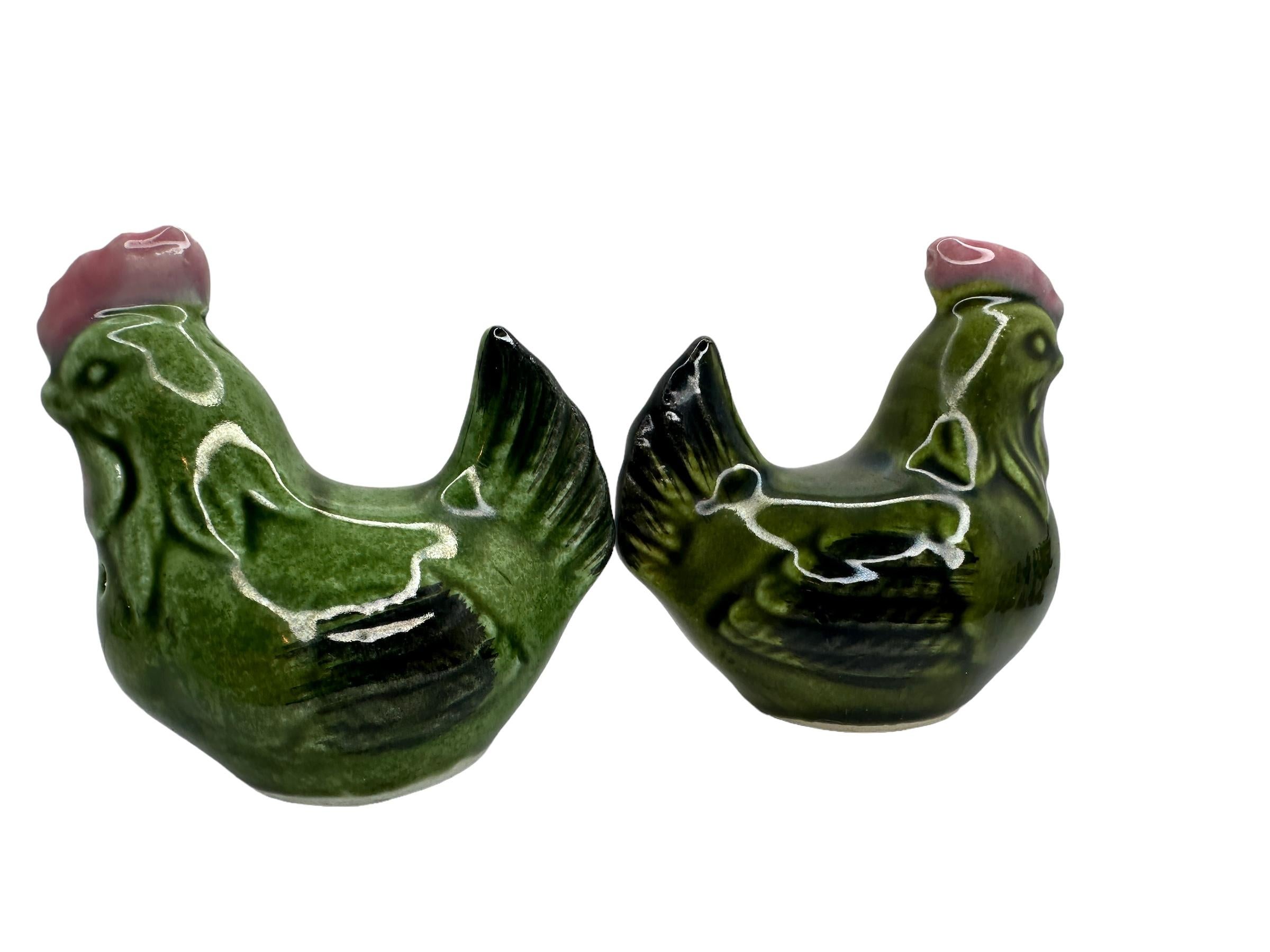 Deutsche Majolika Vintage Grüner Keramikteller mit Salz- und Pfefferstreuer für gefüllte Eier im Angebot 2
