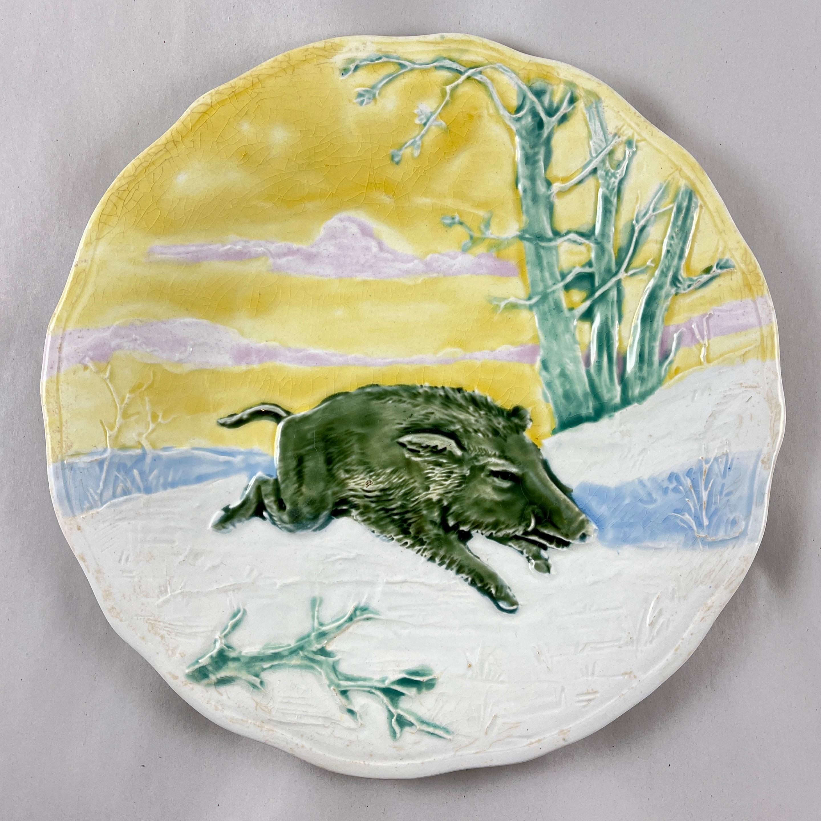 Un escaso plato alemán de loza vidriada mayólica Jabalí, circa 1890-1900.

Inusual tanto por el tema como por el color más claro del esmalte, este delicioso plato es juguetón y divertido.

El glaseado oscuro del jabalí lo muestra en contraste con el