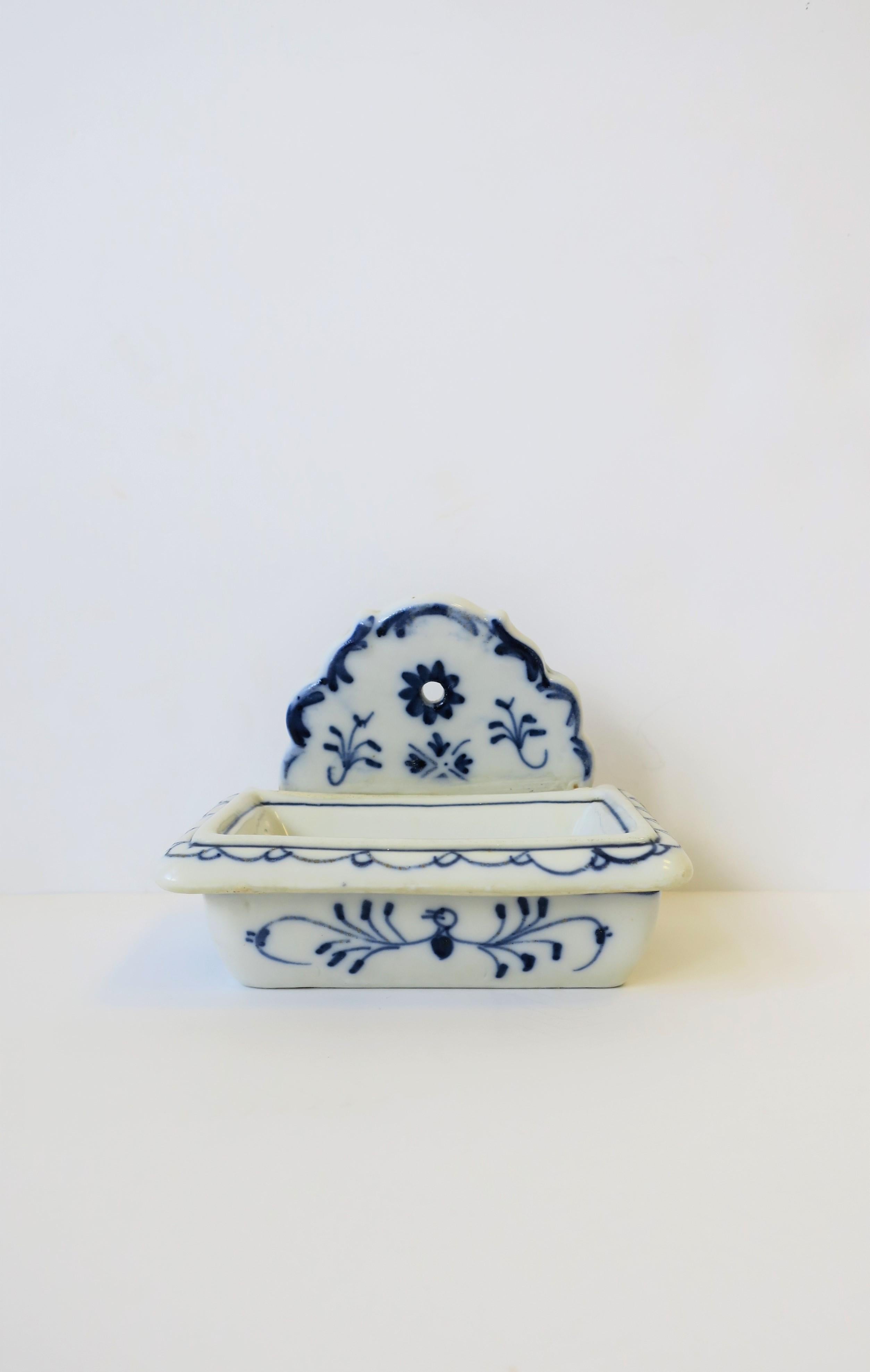 A rare German Meissen style blue and white porcelain wall-mounted soap dish, circa late 19th - early 20th century, Germany. 

Piece measures: 3.5