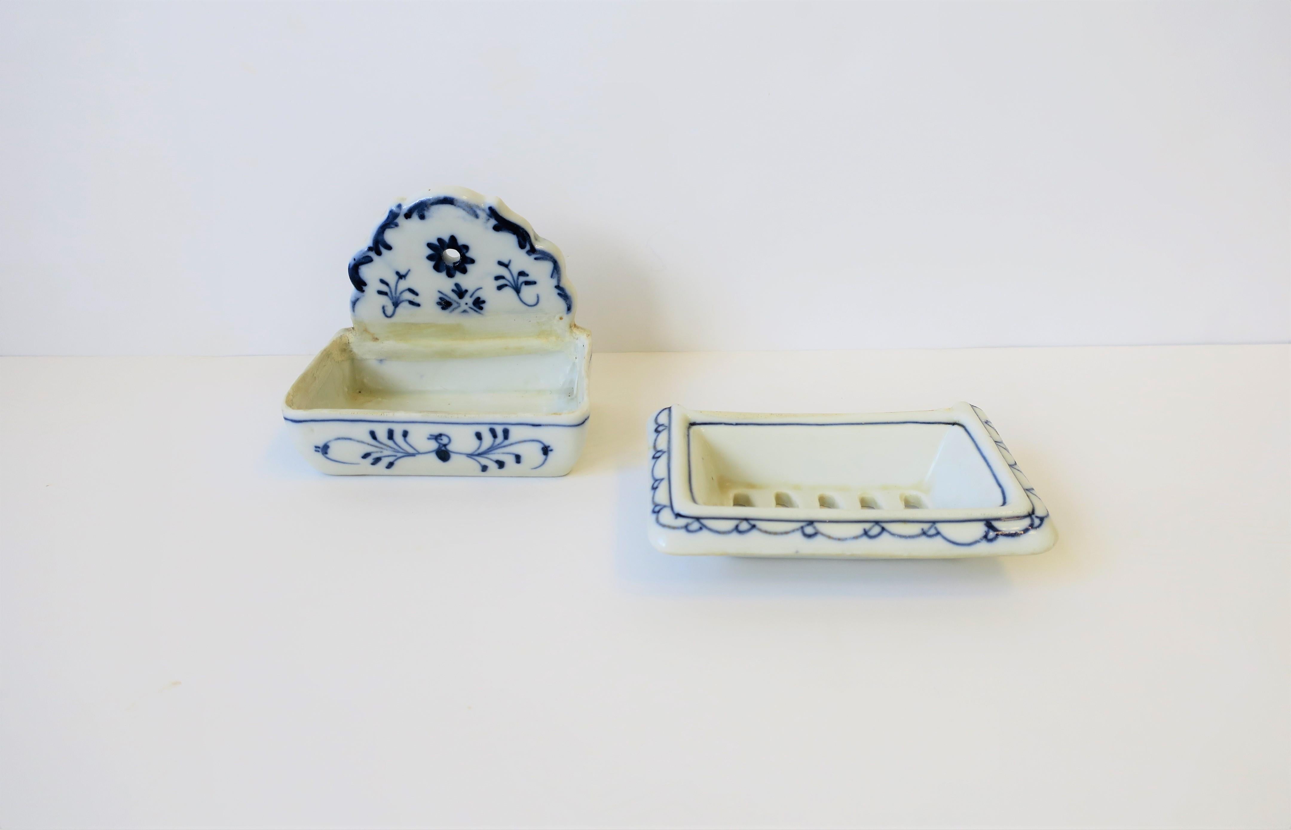 German Meissen Style Blue and White Porcelain Soap Dish In Good Condition In New York, NY