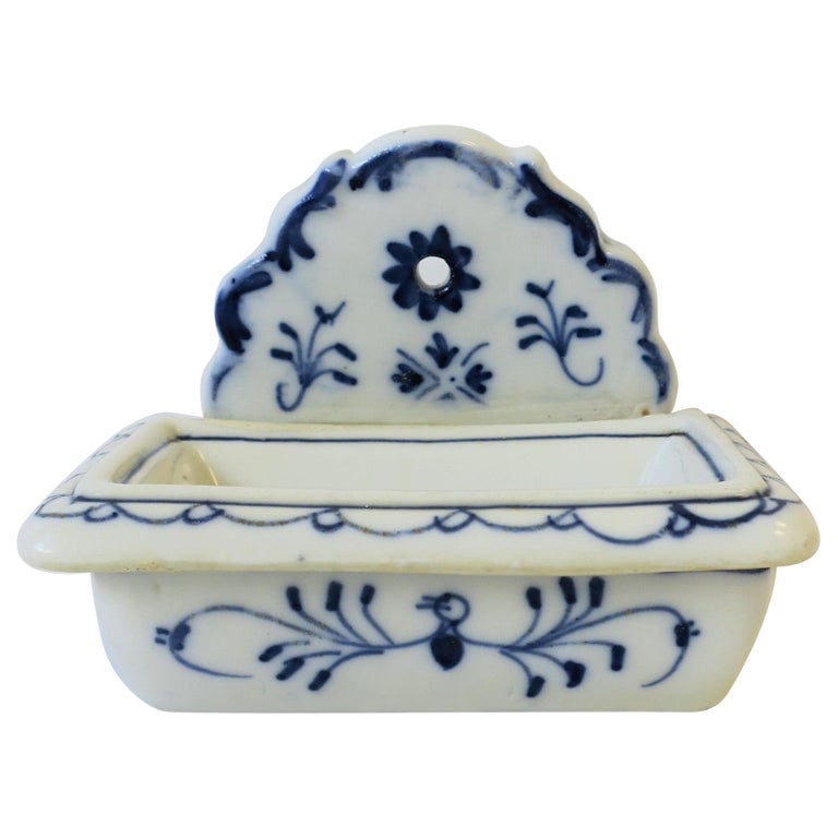 German Meissen Style Blue and White Porcelain Soap Dish For Sale at 1stDibs
