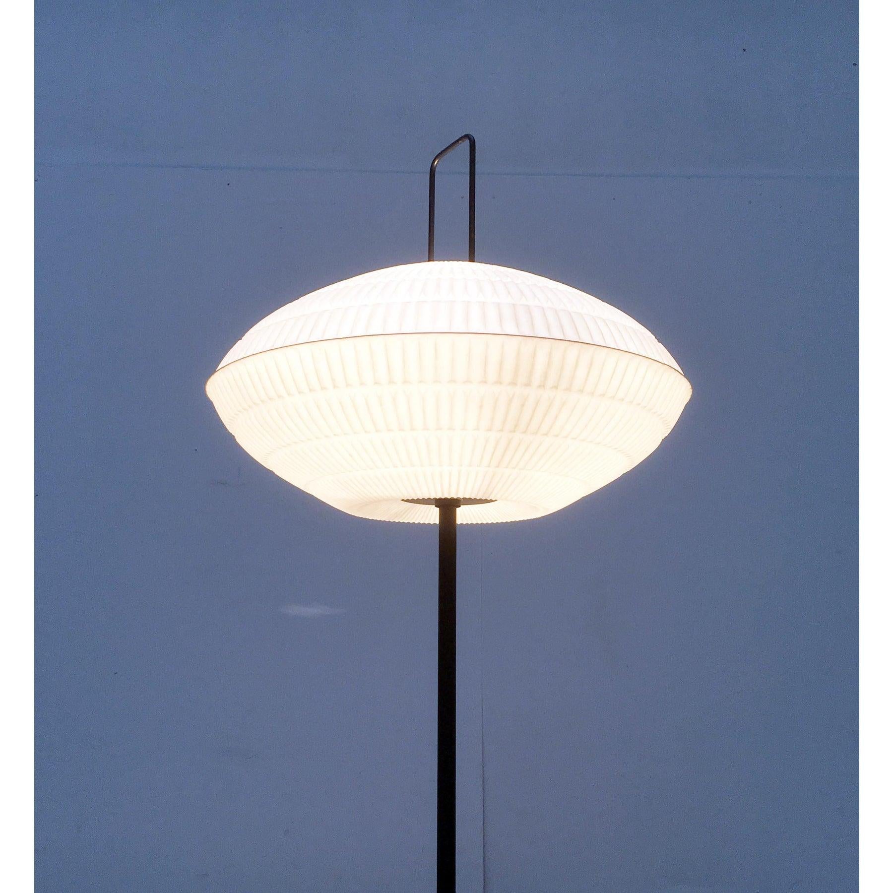Deutsche Dreibein-Stehleuchte Ufo 370 aus Metall und Kunststoff aus Bega, 1950er Jahre im Angebot 5