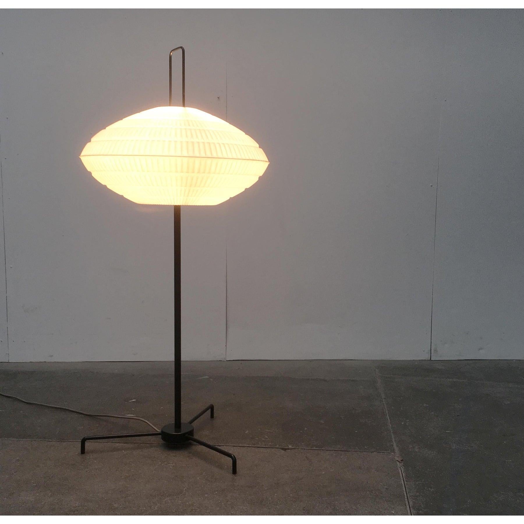 Deutsche Dreibein-Stehleuchte Ufo 370 aus Metall und Kunststoff aus Bega, 1950er Jahre im Angebot 4