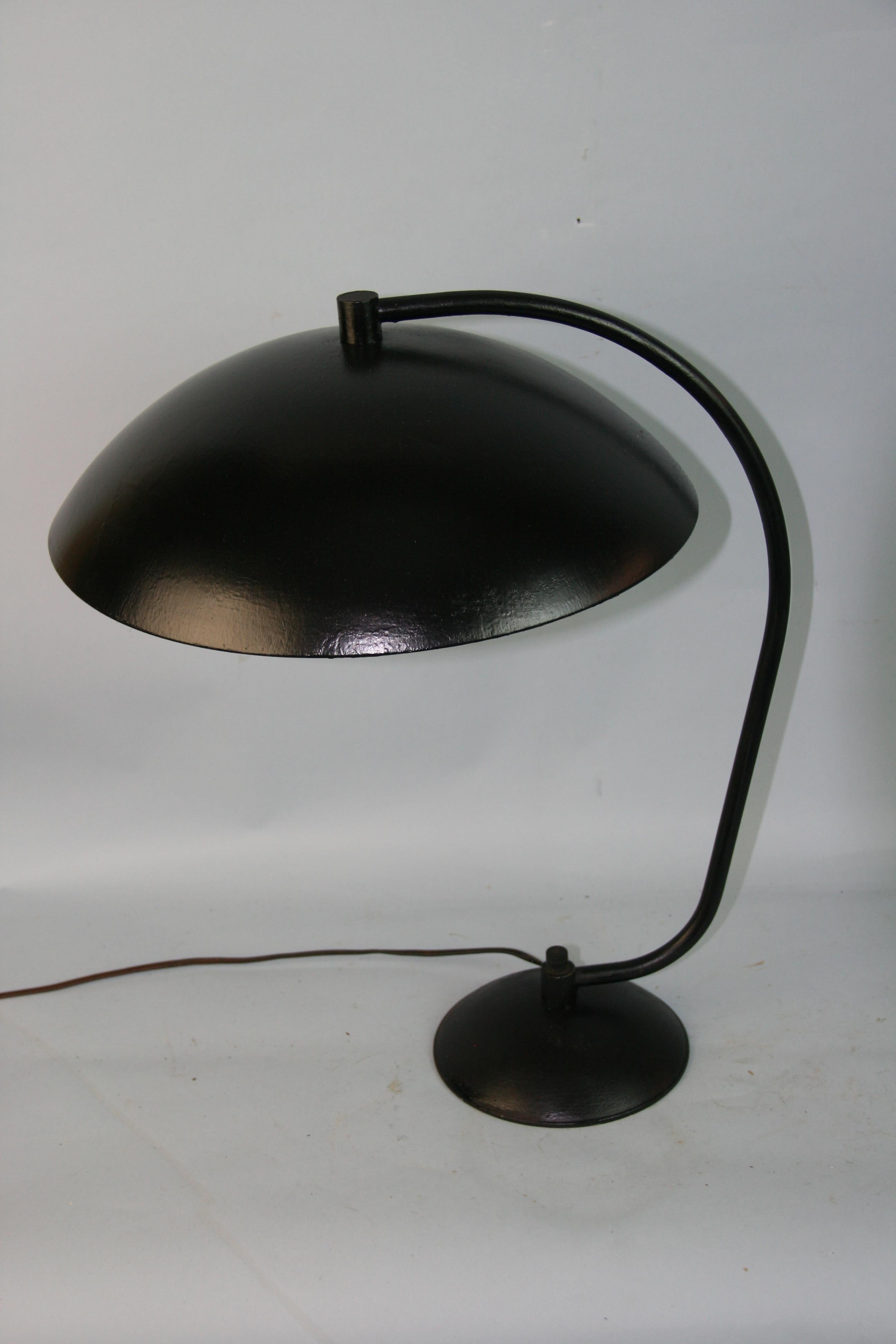 Midcentury Kurt Versen Saucer Table or Desk Lamp 1950's In Good Condition In Douglas Manor, NY