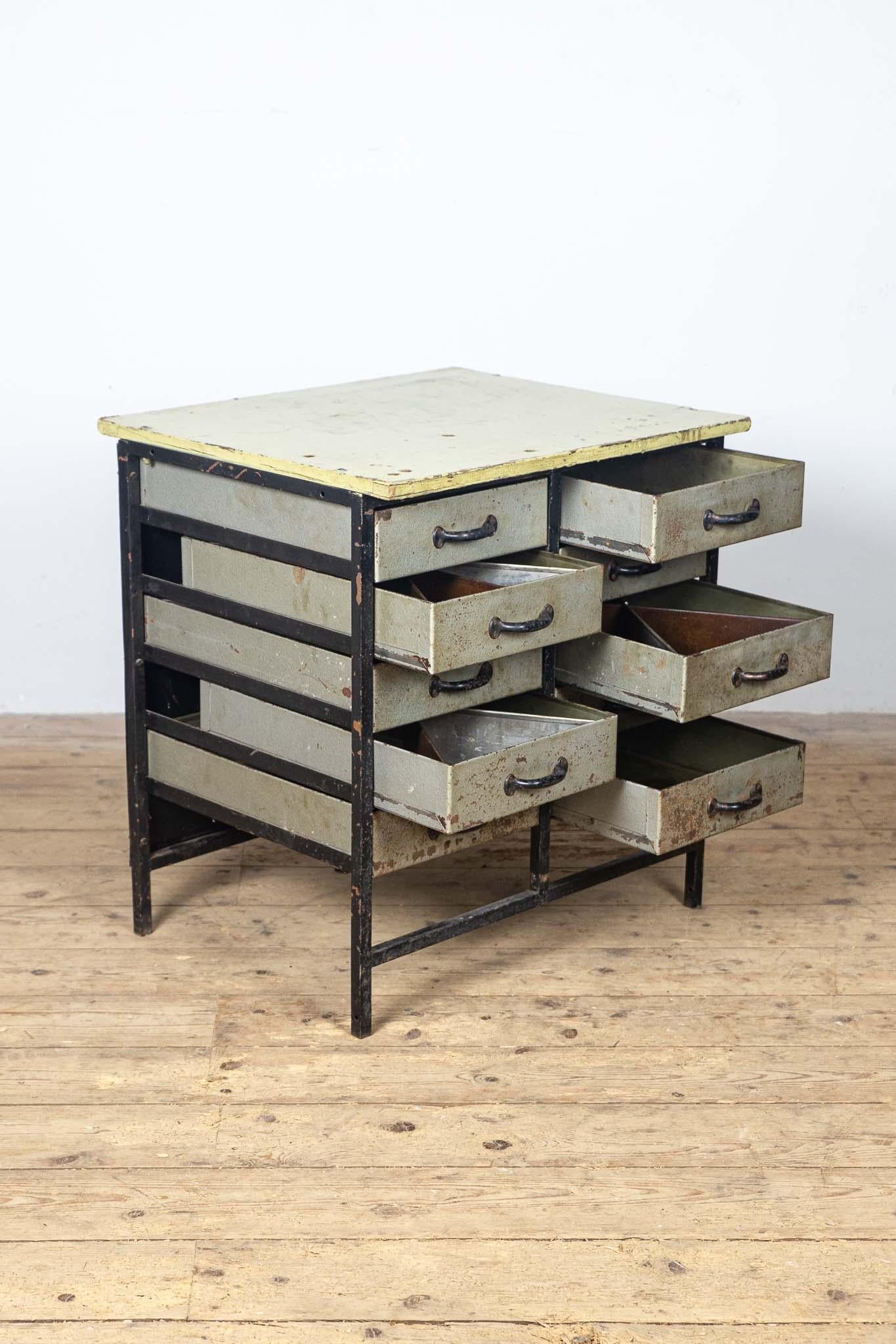 Schönes Kabinett mit Schubladen. Der Schrank wurde restauriert und die Schubladen sind mit Leinöl versiegelt, der obere Teil ist original und hat eine schöne Patina.