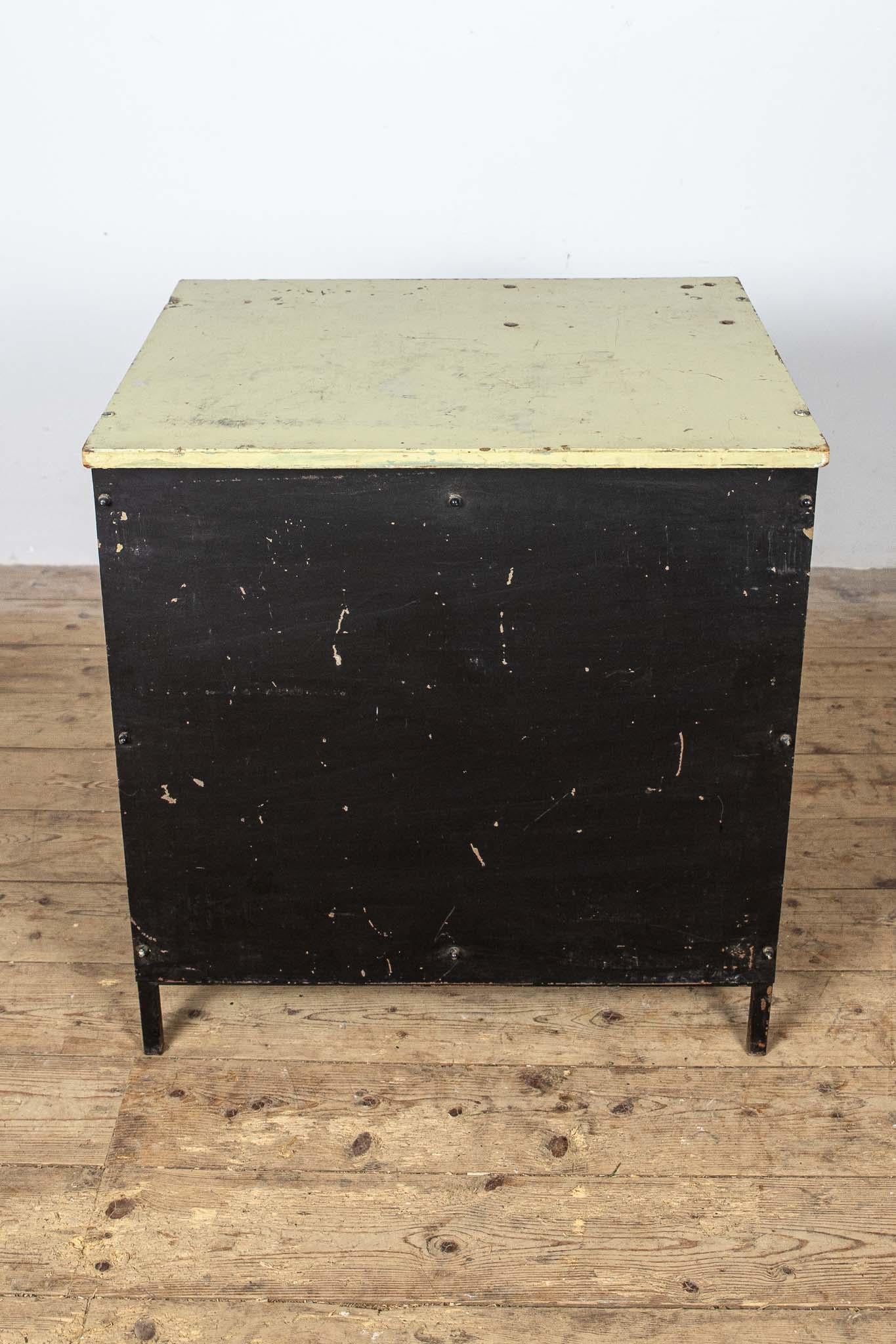Deutscher Metall-Schubladenschrank, 1970er Jahre im Angebot 1