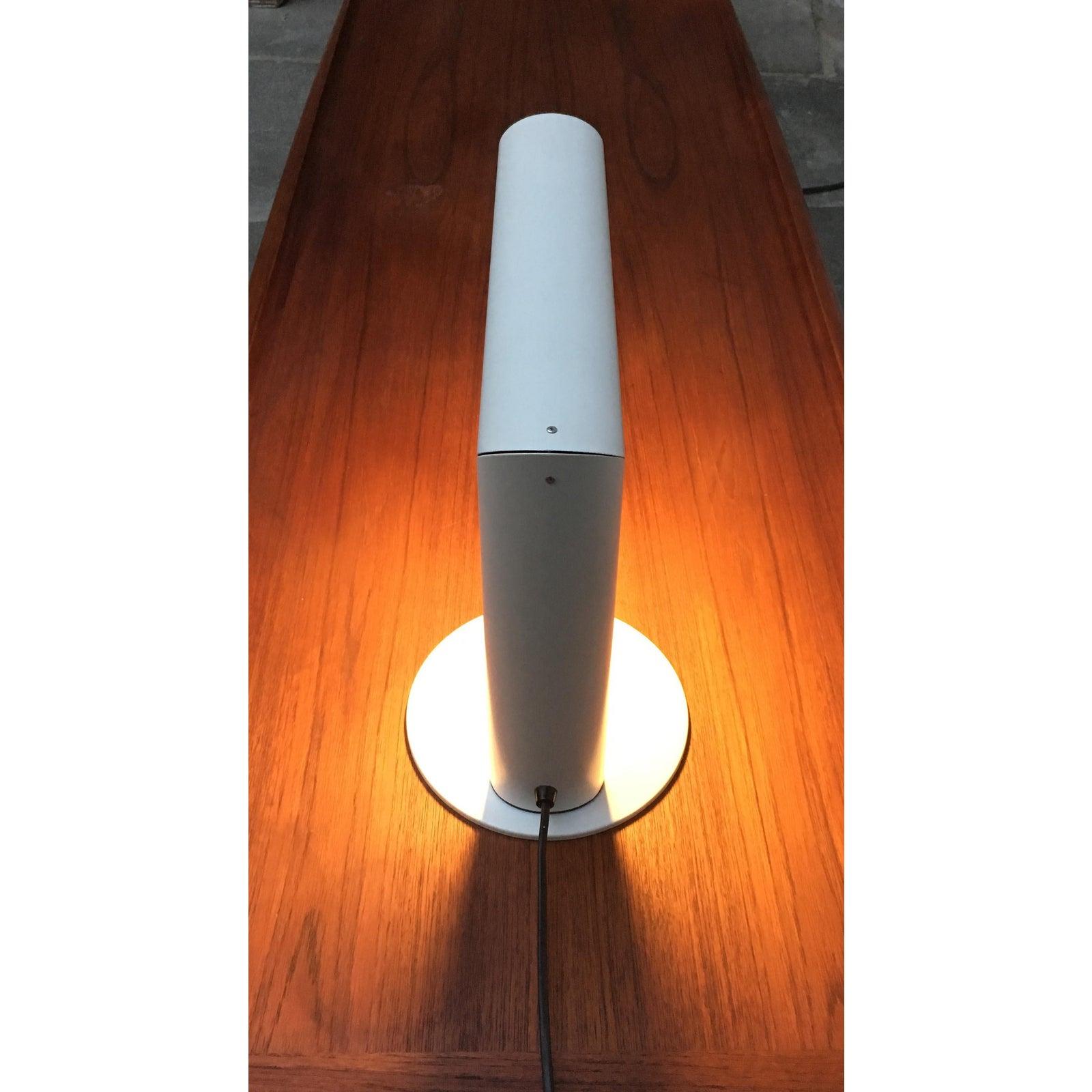 Cette rare lampe de bureau a été fabriquée par le fabricant de luminaires berlinois Brendel. Il présente un design élégant et une forme simple. La lumière angulaire repose sur une base ronde. Il est soutenu par une coloration discrète en blanc et
