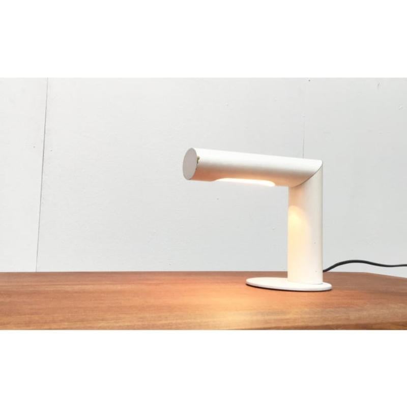Rare lampe de bureau du fabricant de luminaires berlinois Brendel.

Design/One élégant, form A simple. Luminaire angulaire sur une base ronde. Soutenu par un coloriage discret en blanc. Il est particulièrement frappant de constater que les chutes