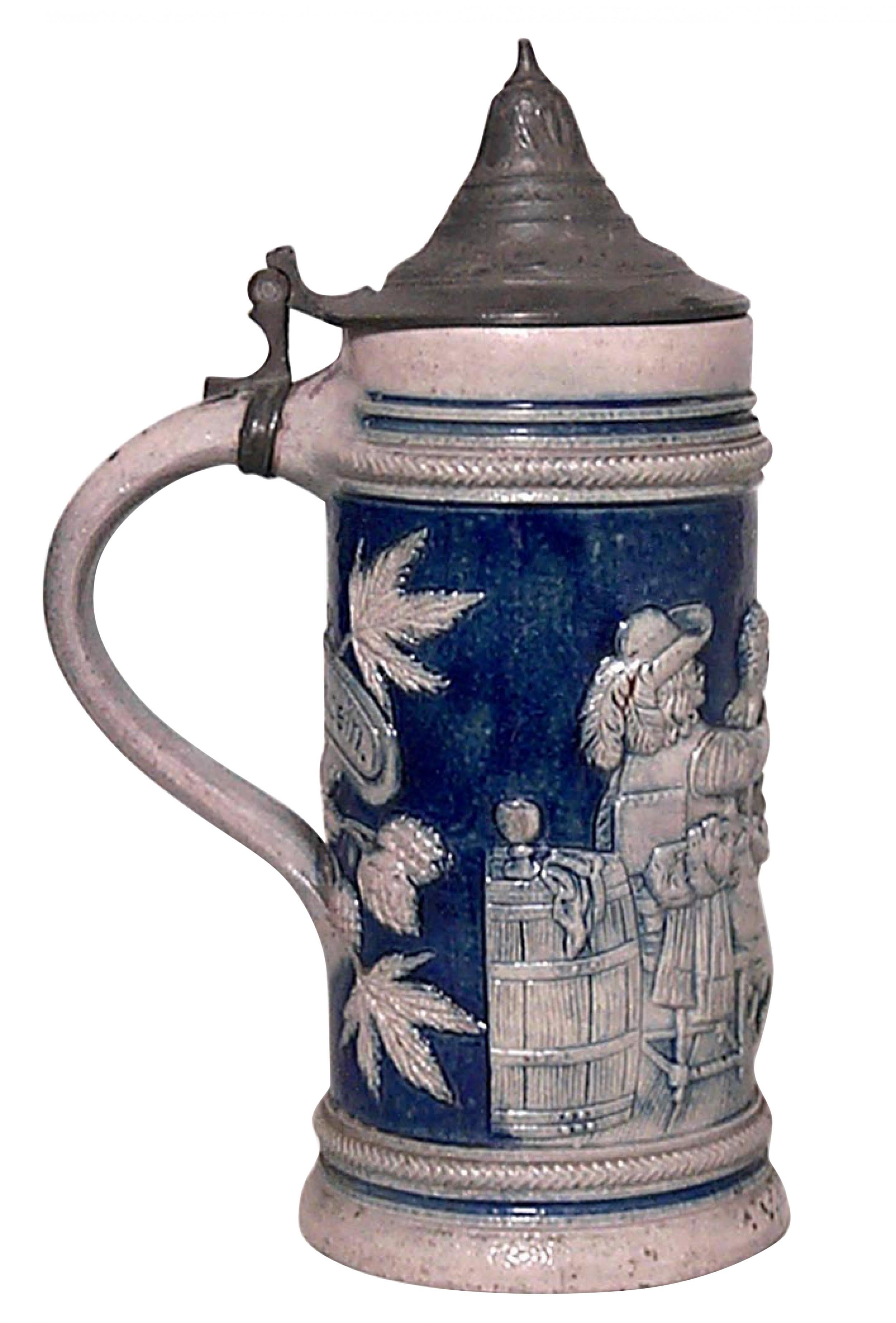Jarra de cerveza alemana (s. XIX) de porcelana azul y gris Metlack con escena de 4 figuras bebiendo y tapa de peltre (Estate of Robert Ripley)