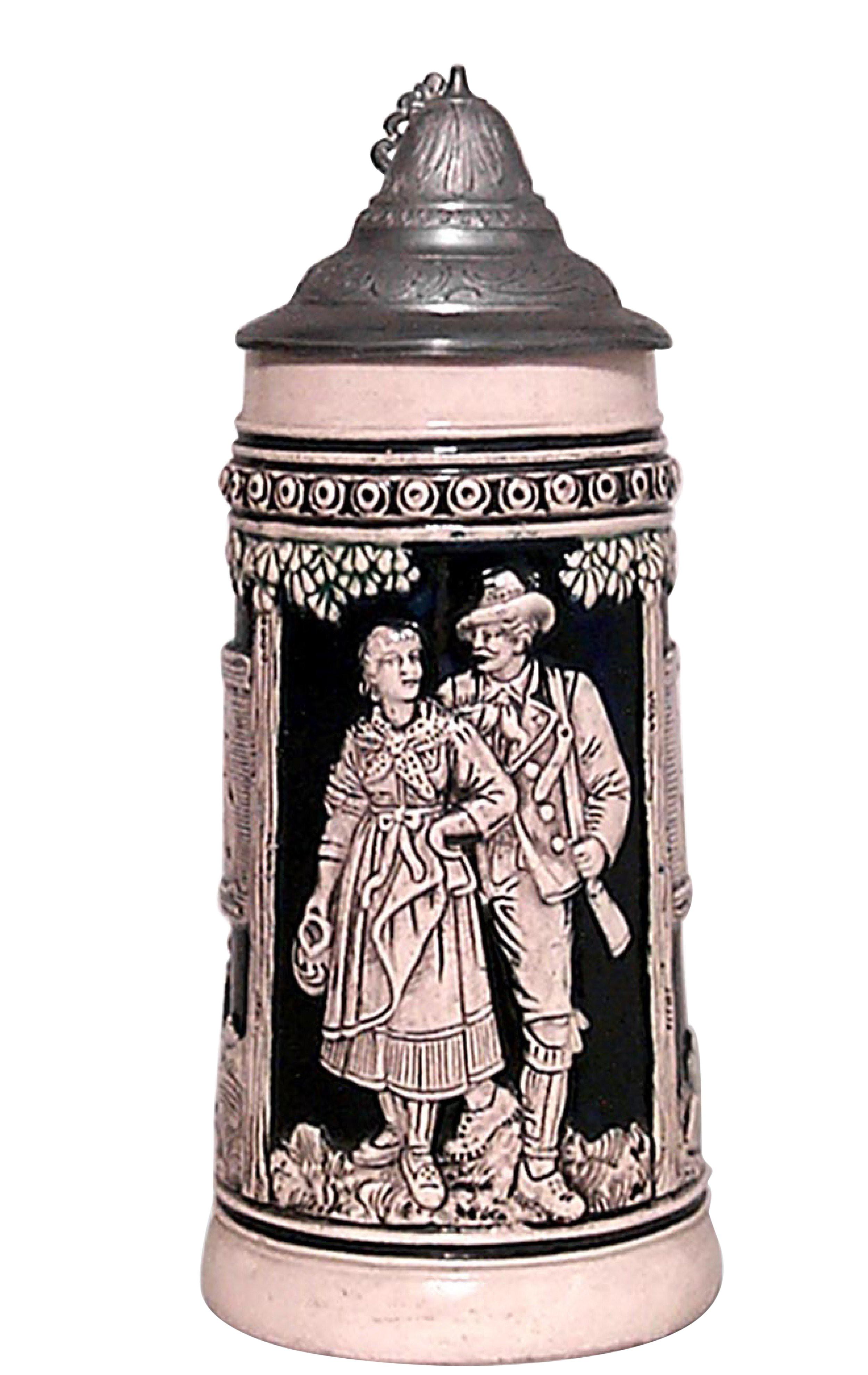Jarra de cerveza alemana (s. XIX) de porcelana beige y azul Metlack con escena de cazador y esposa y tapa de peltre (Estate of Robert Ripley)