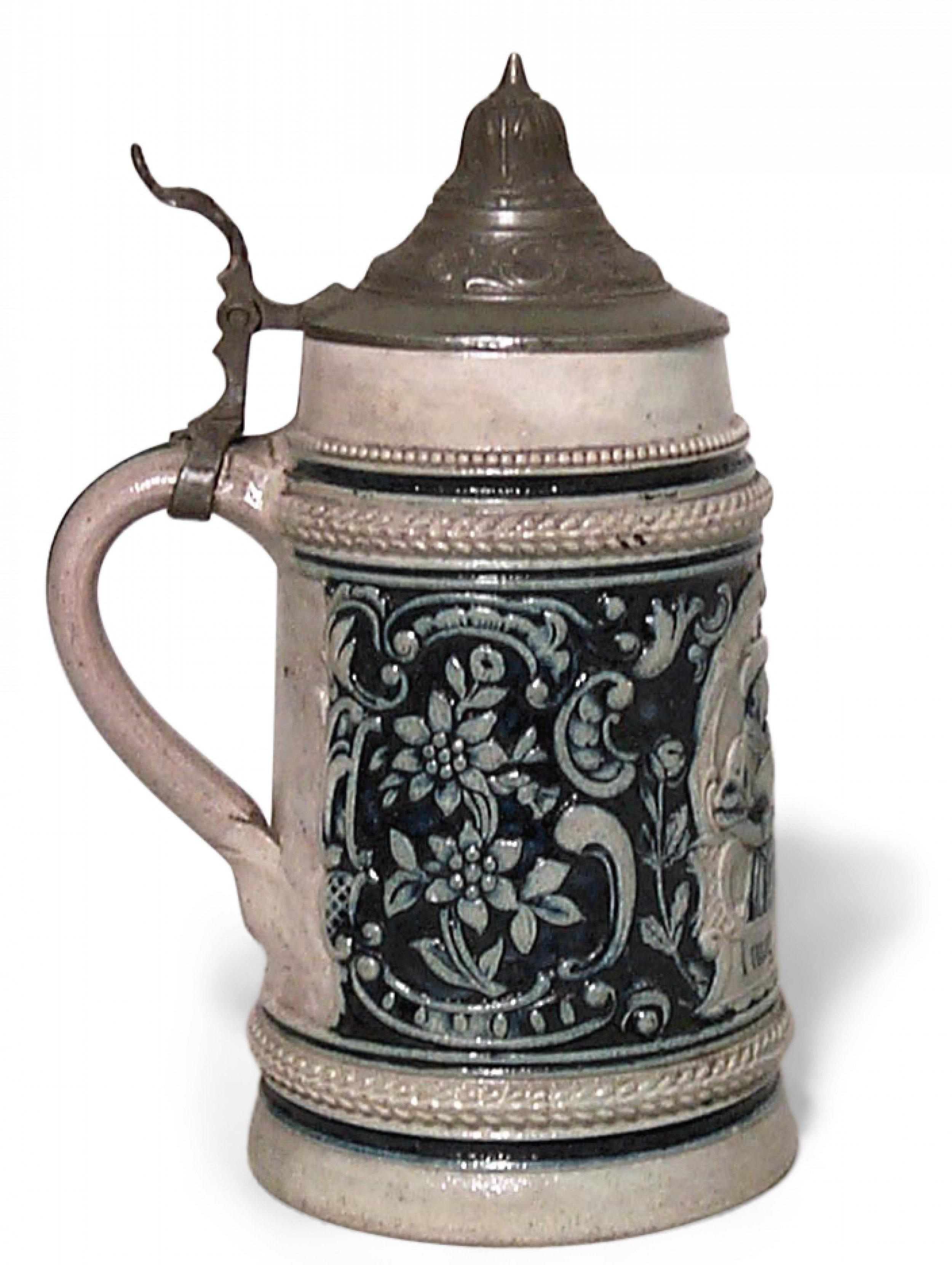 Jarra de cerveza alemana (s. XIX) de porcelana gris y azul Metlack con escena de 2 amantes y tapa de estaño (Estate of Robert Ripley)
