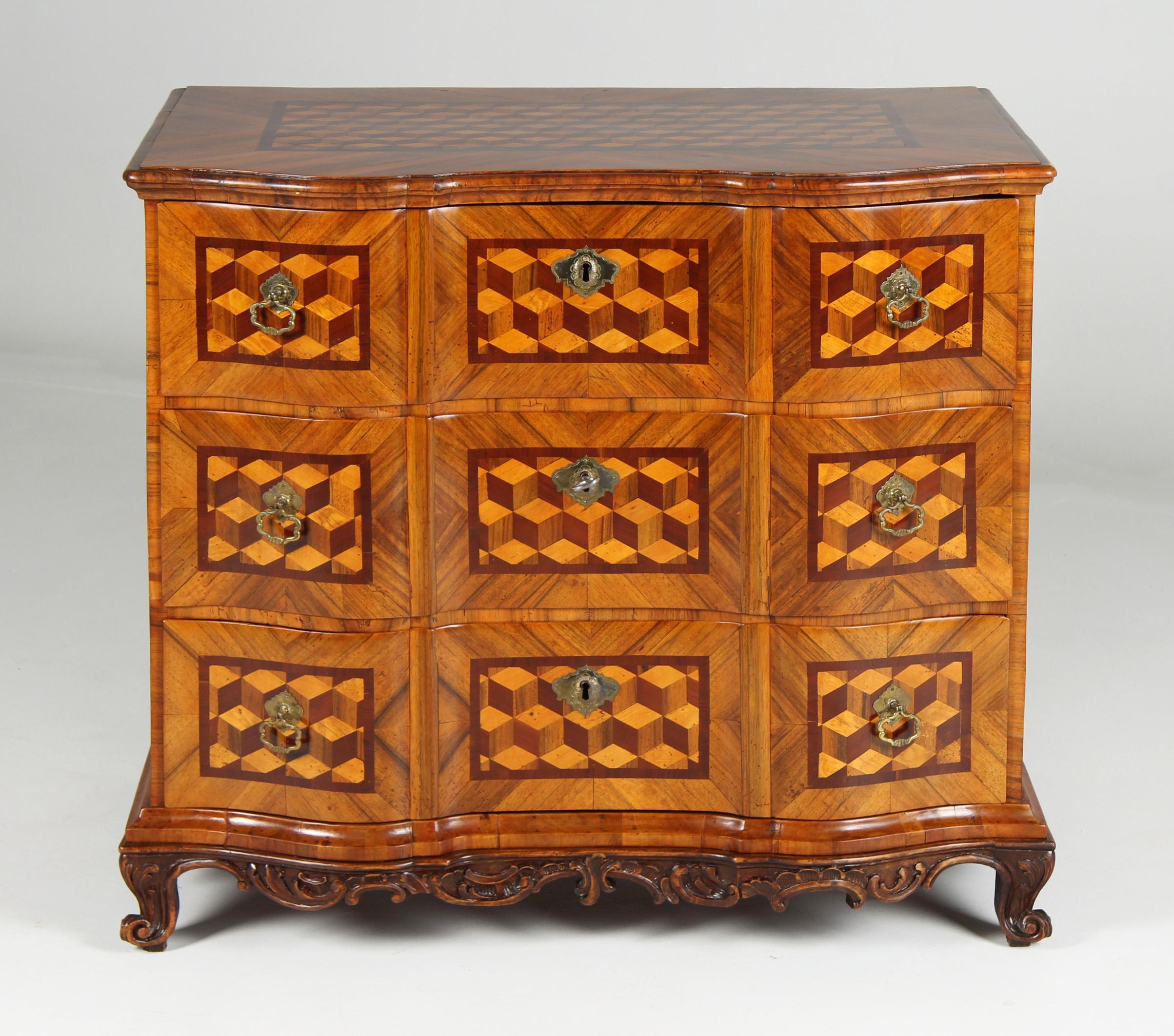 Cassettiera barocca con intarsio trompe-l'œil a cubetti

Mainfranken
Nussbaum e altri
Metà del XVIII secolo

Dimensioni: H. H. x L. x P.: 82 x 92 x 61 cm.

Descrizione:
Cassettiera barocca straordinariamente piccola della metà del XVIII secolo.

La